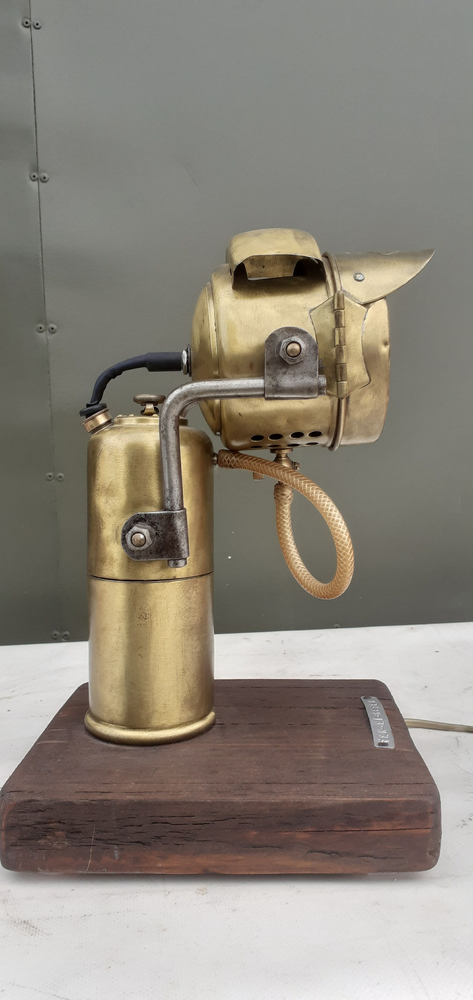 Ancienne lampe acétylène " Lutetia" sur support bois