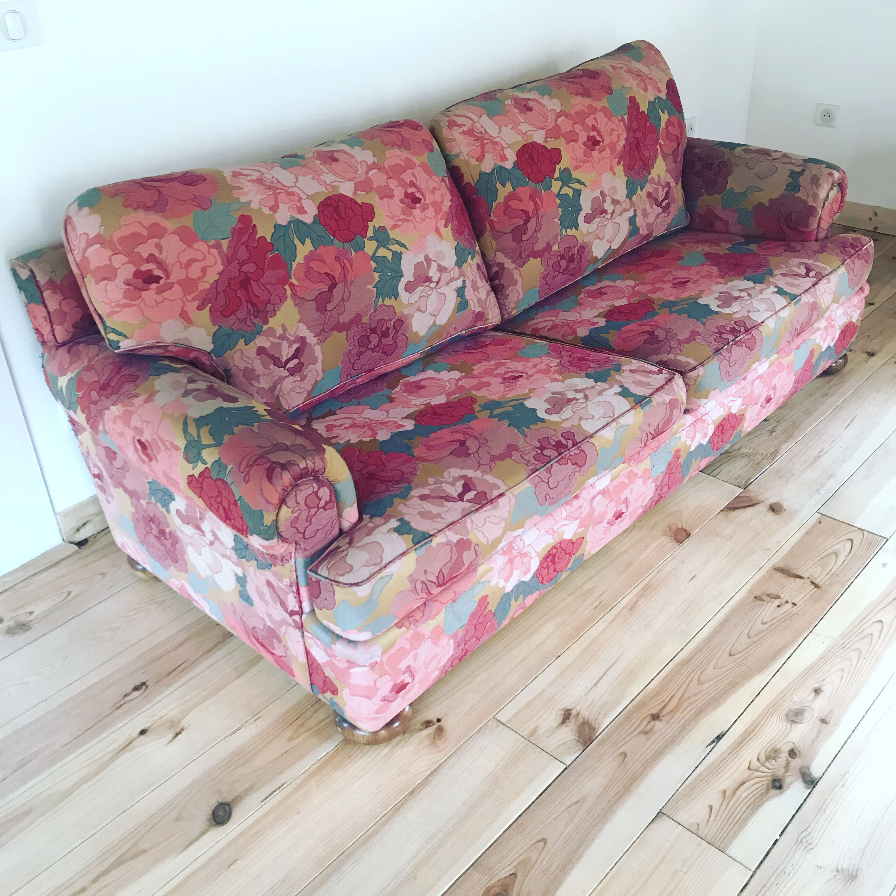 Schwartz floral vintage sofa