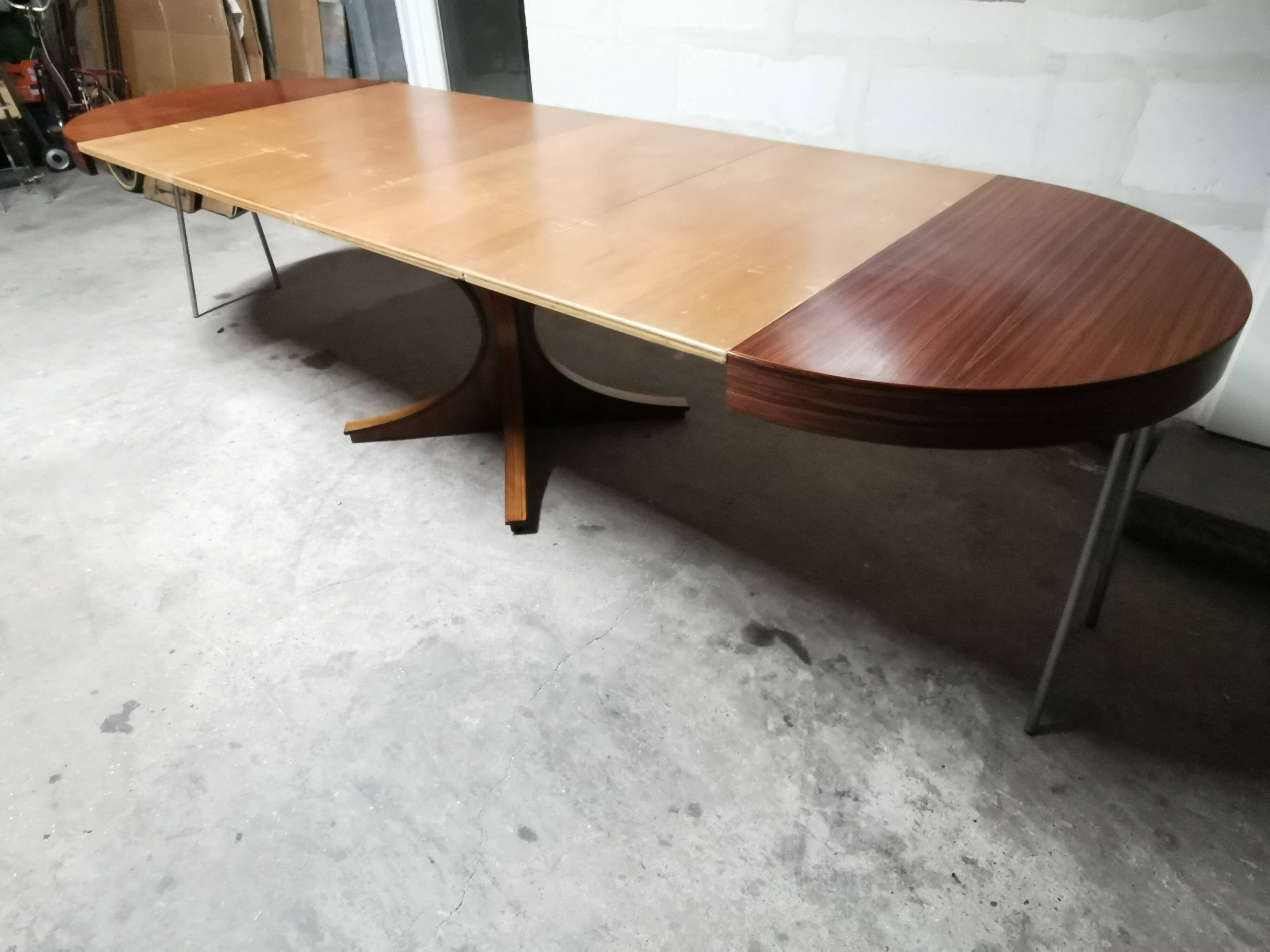Rosewood extendable round table by Luigi Bartolini. vintage dining room 1960/70