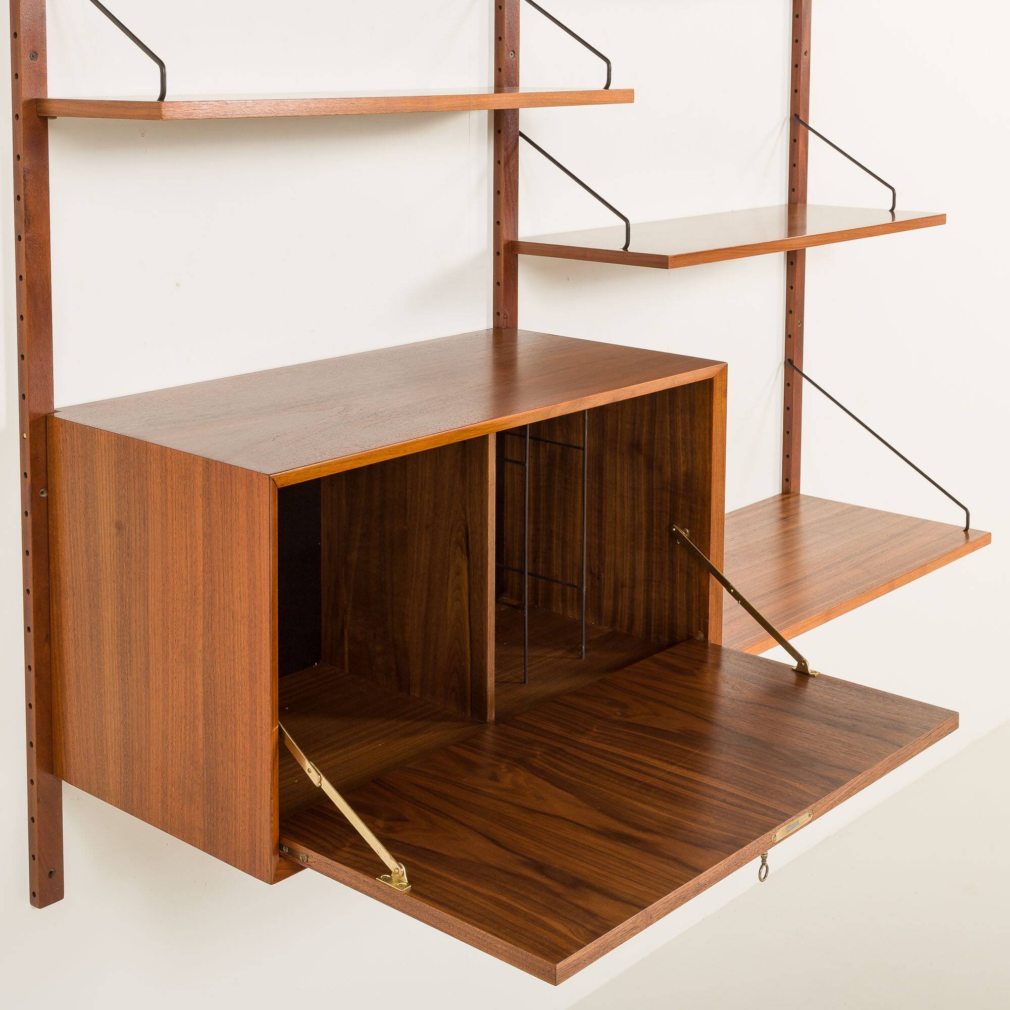 Poul Cadovius shelving unit with a desk in walnut for Cado, 1960s