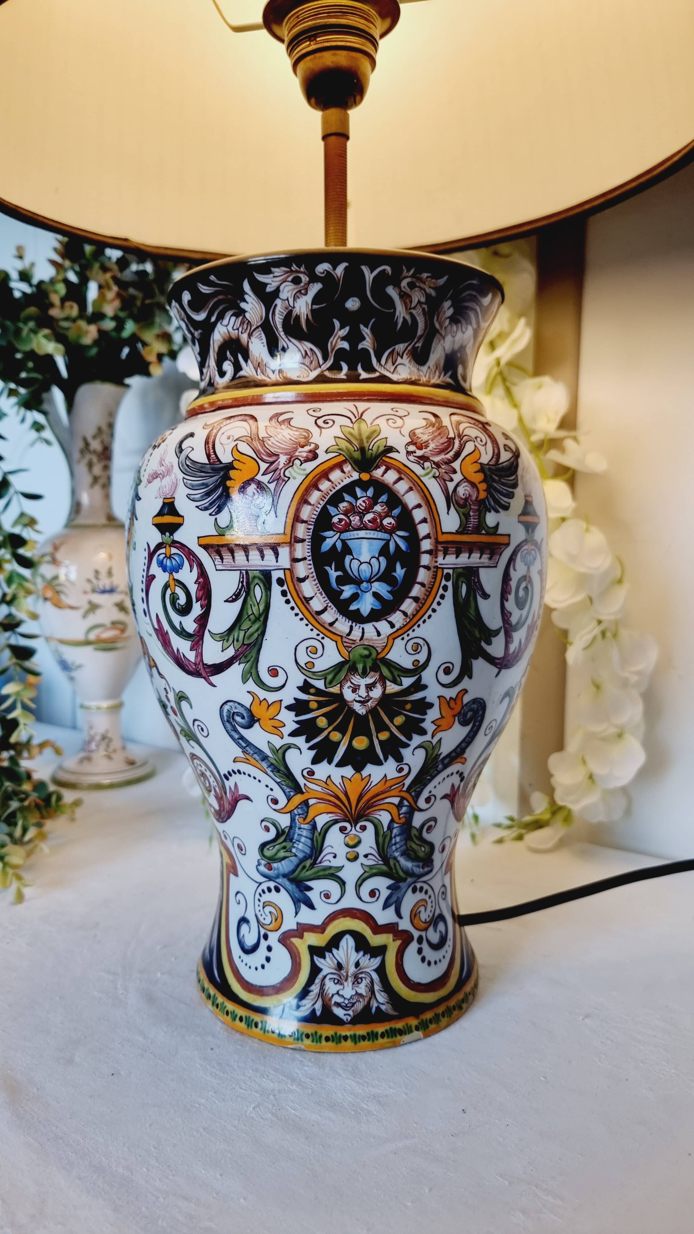 Table lamp in fine earthenware, 1950, in Renaissance style.