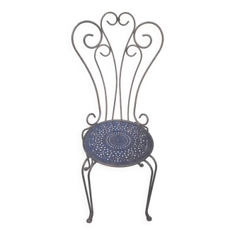 Chaise en métal coudé