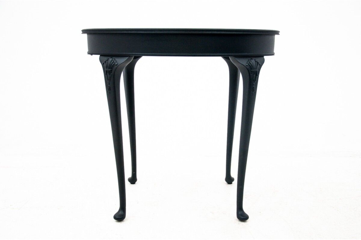 Oval table, Northern Europe, circa 1910