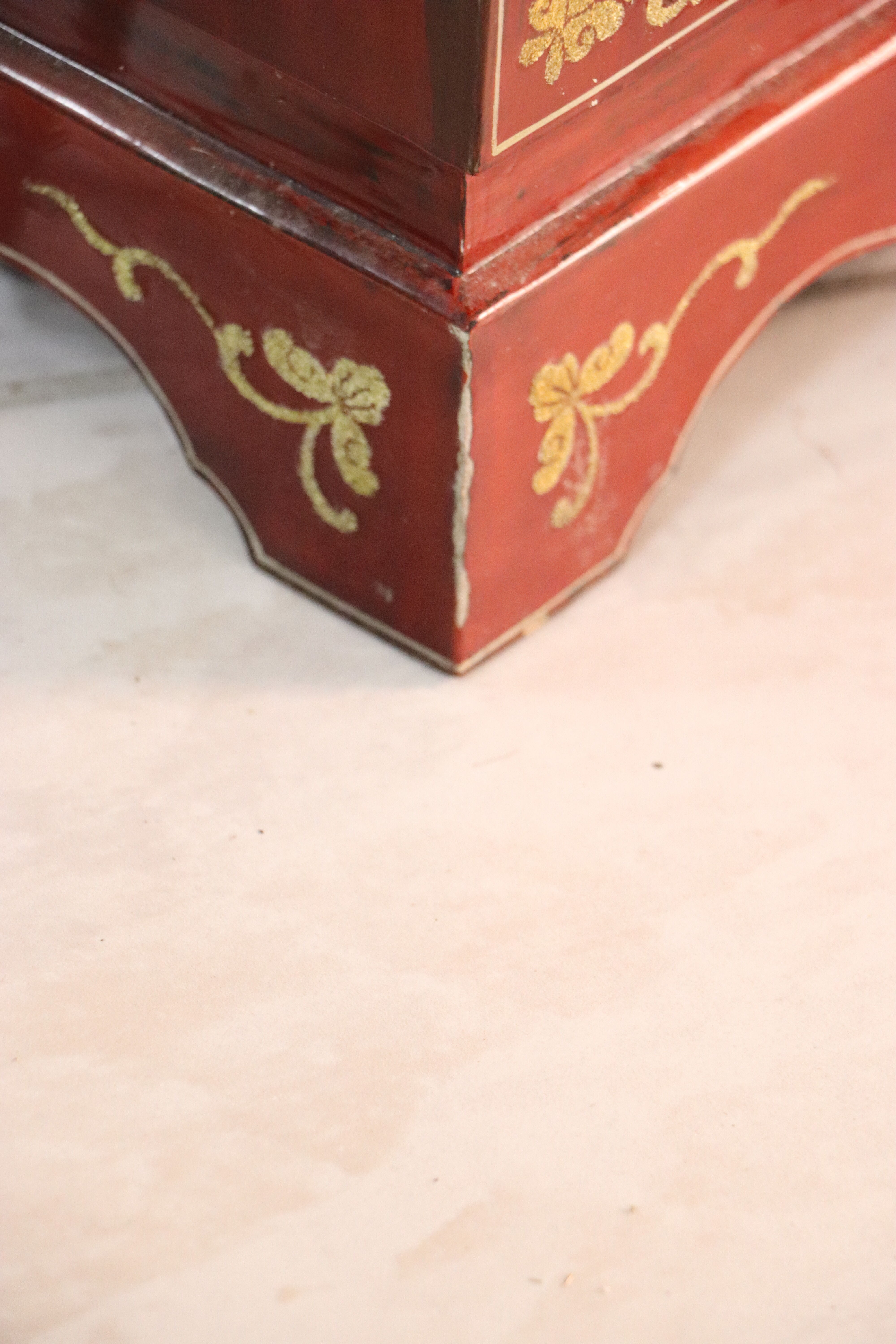 Chinese furniture 2 doors lacquered red and gold leaf decorations