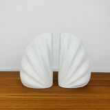 Paire de vases corail en céramique blanche, serre-livres