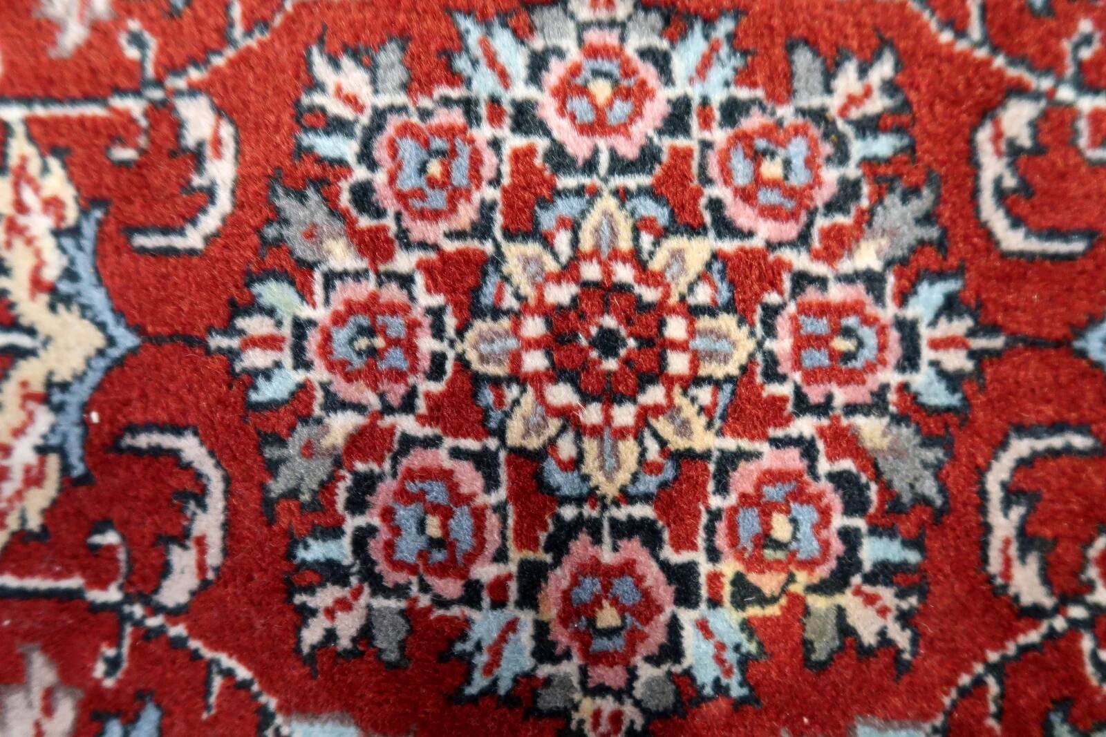 Handmade vintage Persian Sarouk rug 76cm x 122cm, 1970s