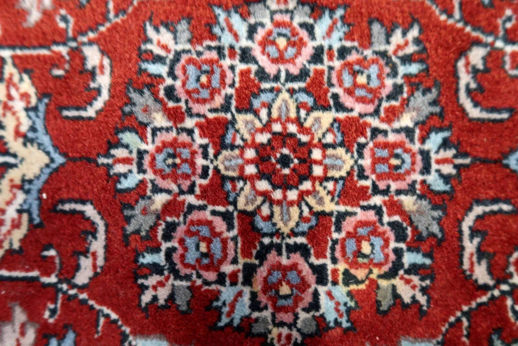 Handmade vintage Persian Sarouk rug 76cm x 122cm, 1970s
