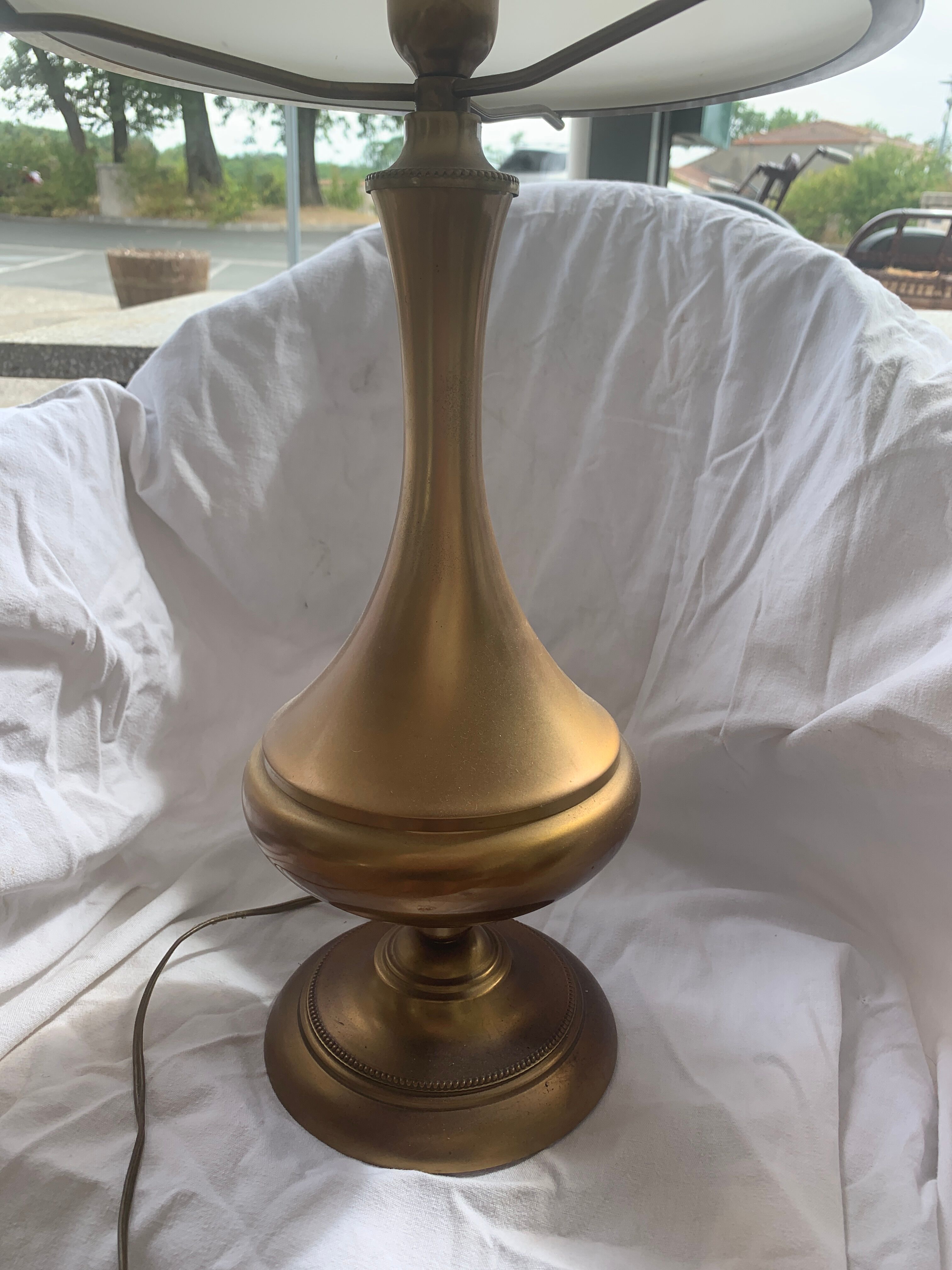 Lamp with opaline and copper base