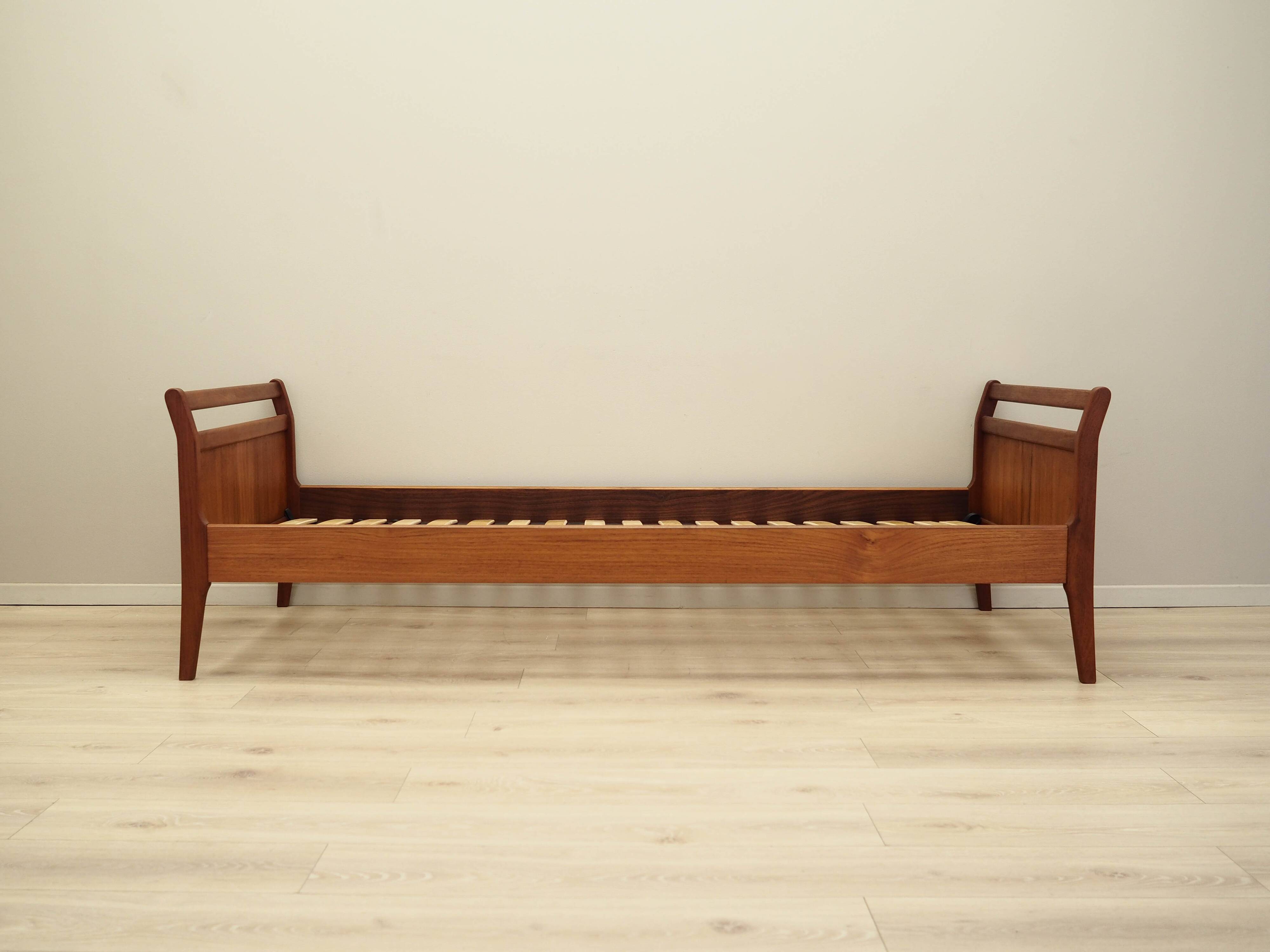 Lit en teck, design danois, années 1970, production : Danemark