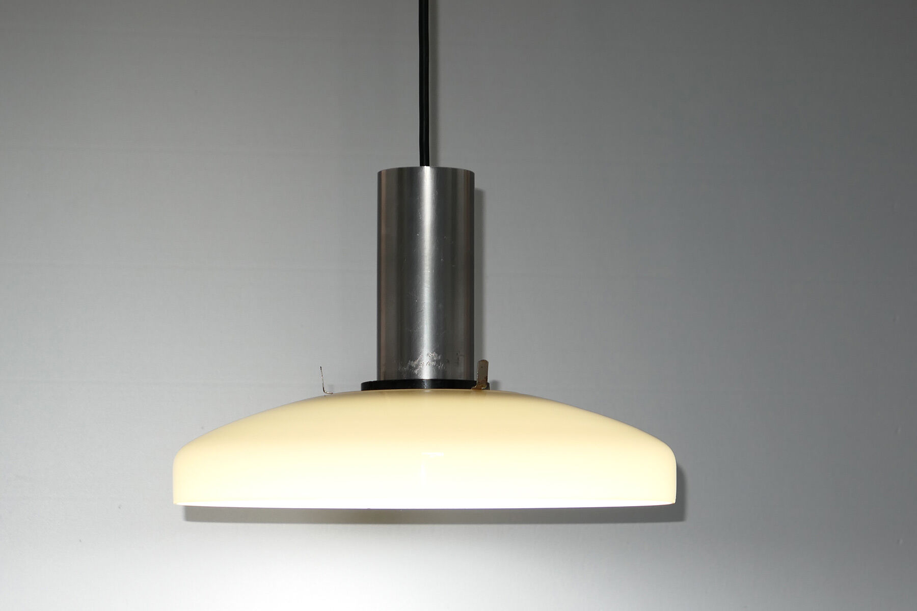 Suspension vintage avec abat-jour en verre opalin beige années 60-70