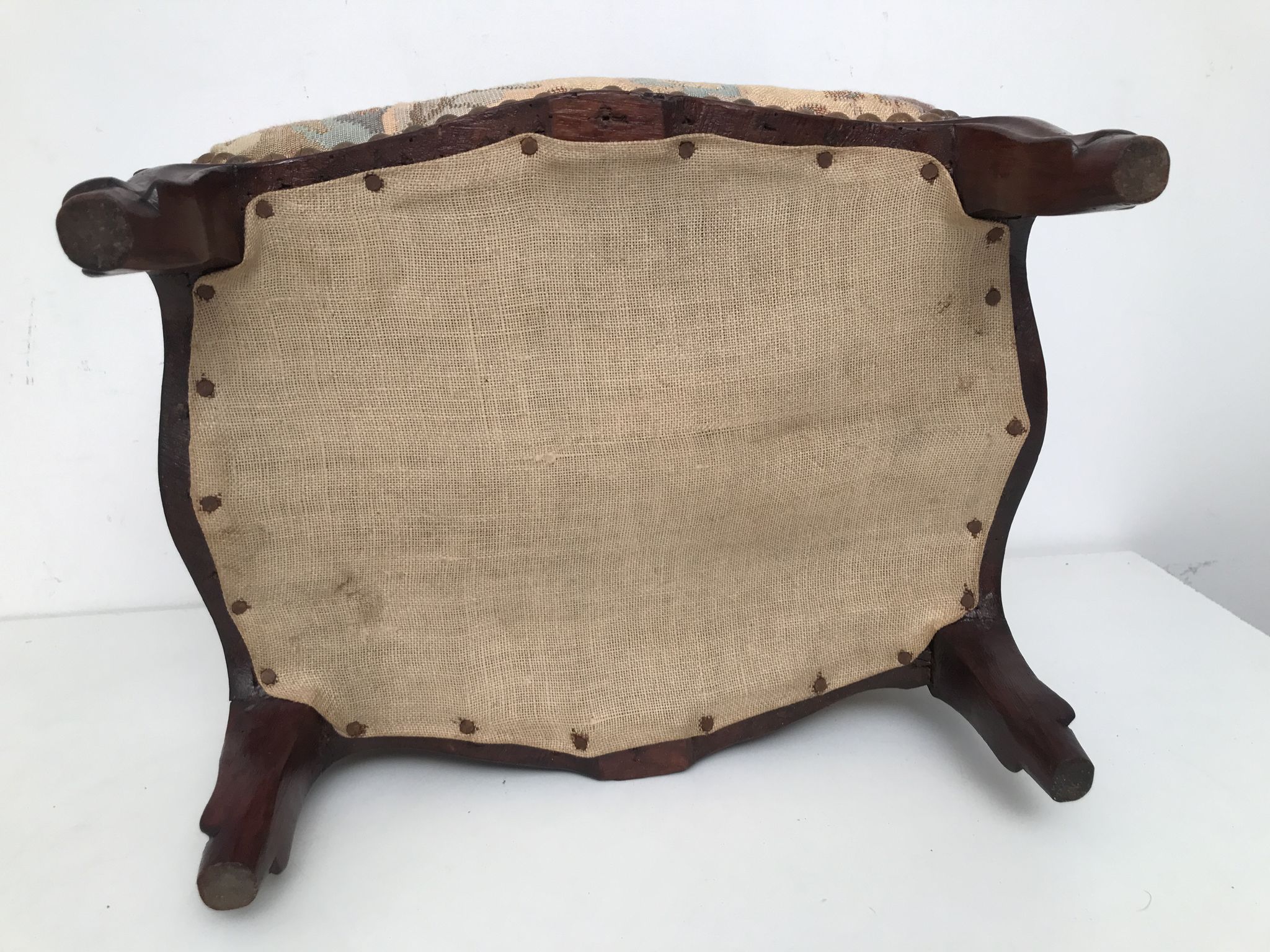 Repose-pied en bois rembourré vintage style Louis IV
