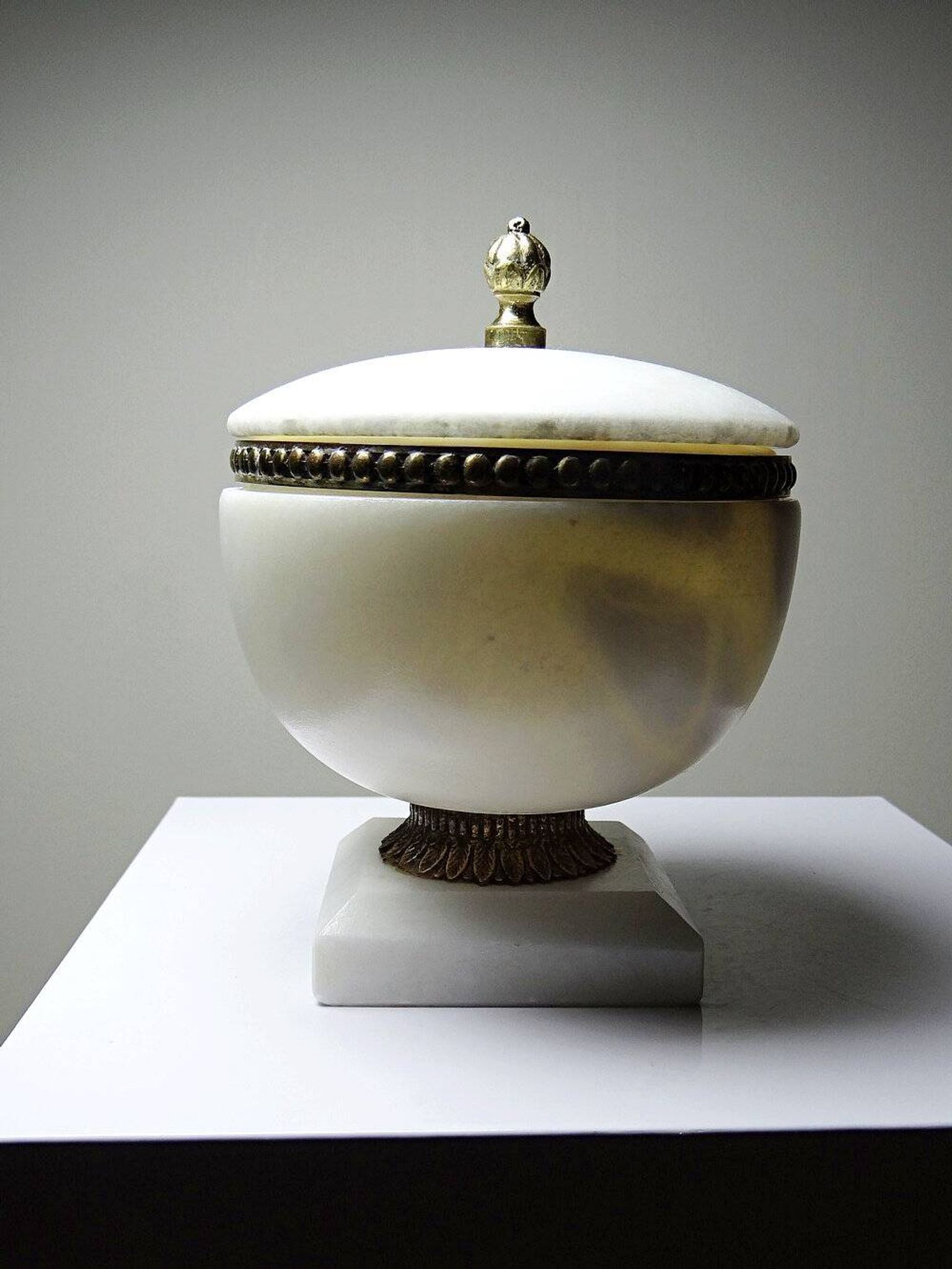 Alabaster and bronze bonbonnière in Empire style, circa 1900-1930.