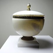 Alabaster and bronze bonbonnière in Empire style, circa 1900-1930.