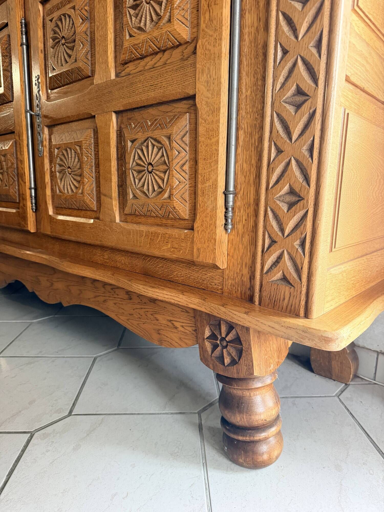 XXL buffet in carved oak