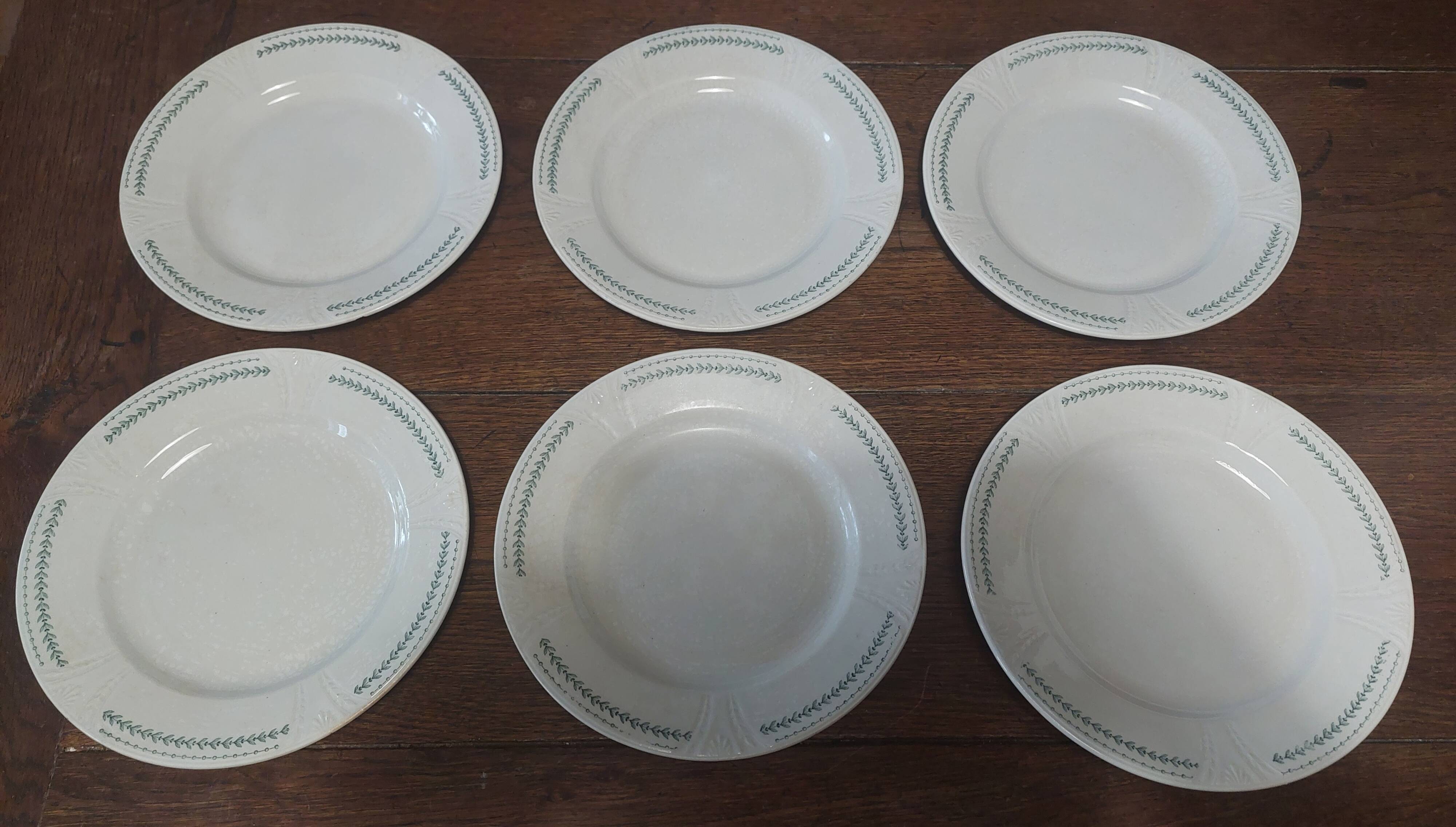 Série de six assiettes plates Gien terre de fer décor Rivoli fin XIXème