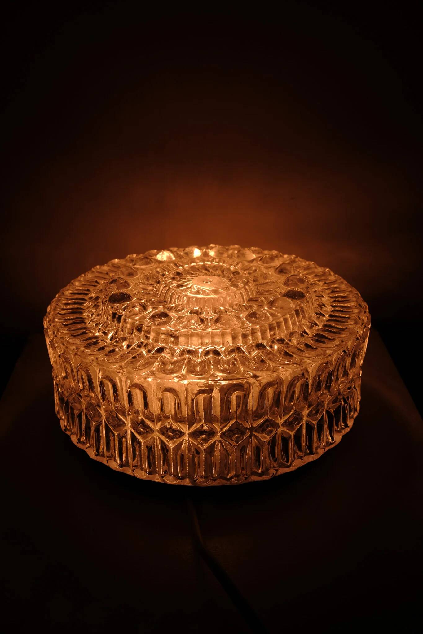 Vintage round ceiling light in bubbled glass, 1970s.