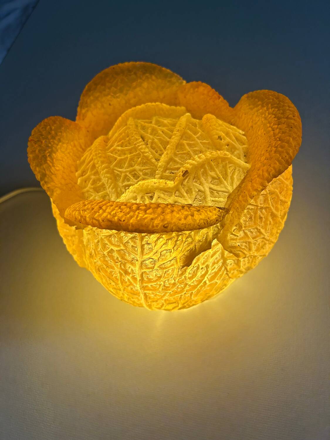 Original amber orange resin lamp in the shape of a cabbage, dating from the years.
