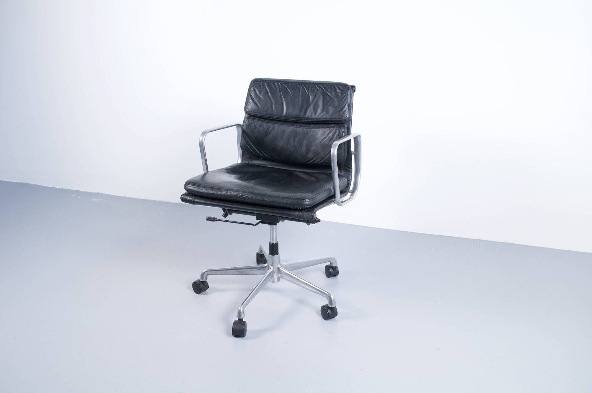 SOFT PAD CHAIR EA 217 EAMES BLACK LEATHER HERMAN MILLER ICF EDITOR 1970s