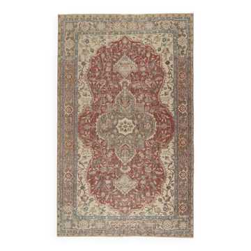 Tapis d'aire turc rouge vintage. Tapis en laine noué à la main avec un design de médaillon.