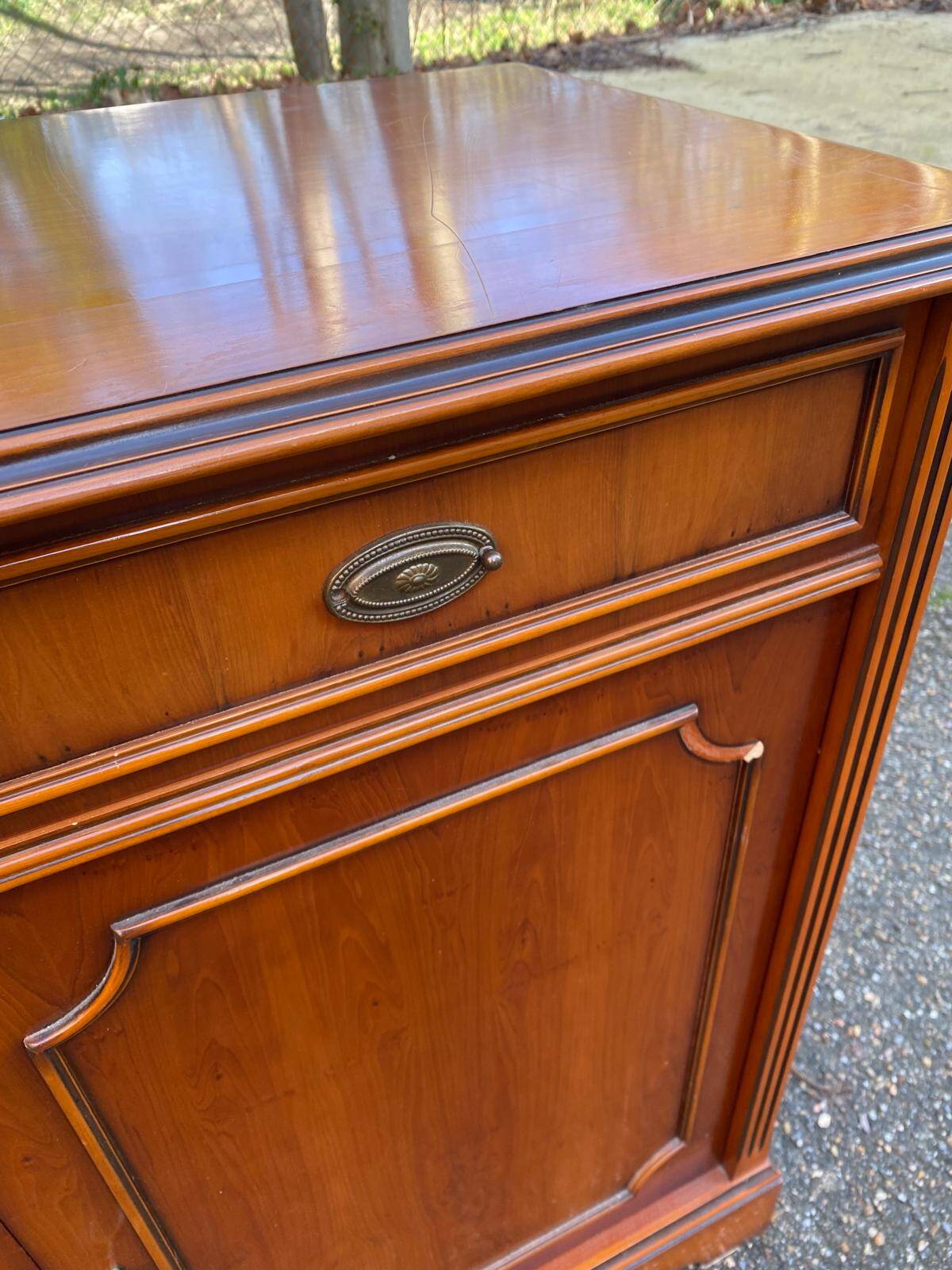 English display cabinet with 2 doors, mahogany imitation, 1990.