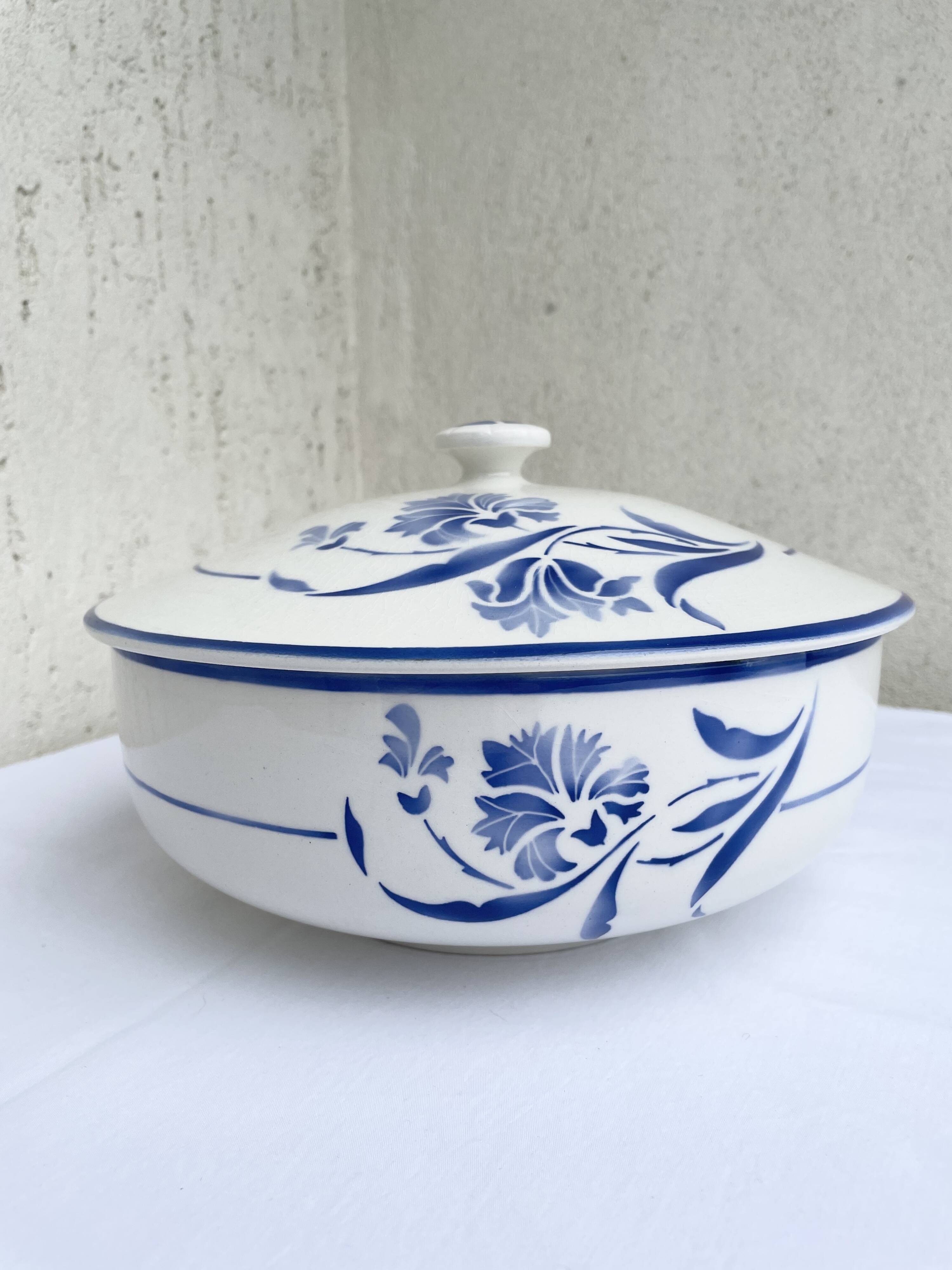 Antique GIEN soup tureen model "Alberic" from the 1940s.