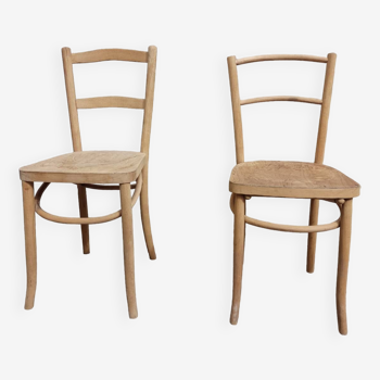 Deux chaises courbées