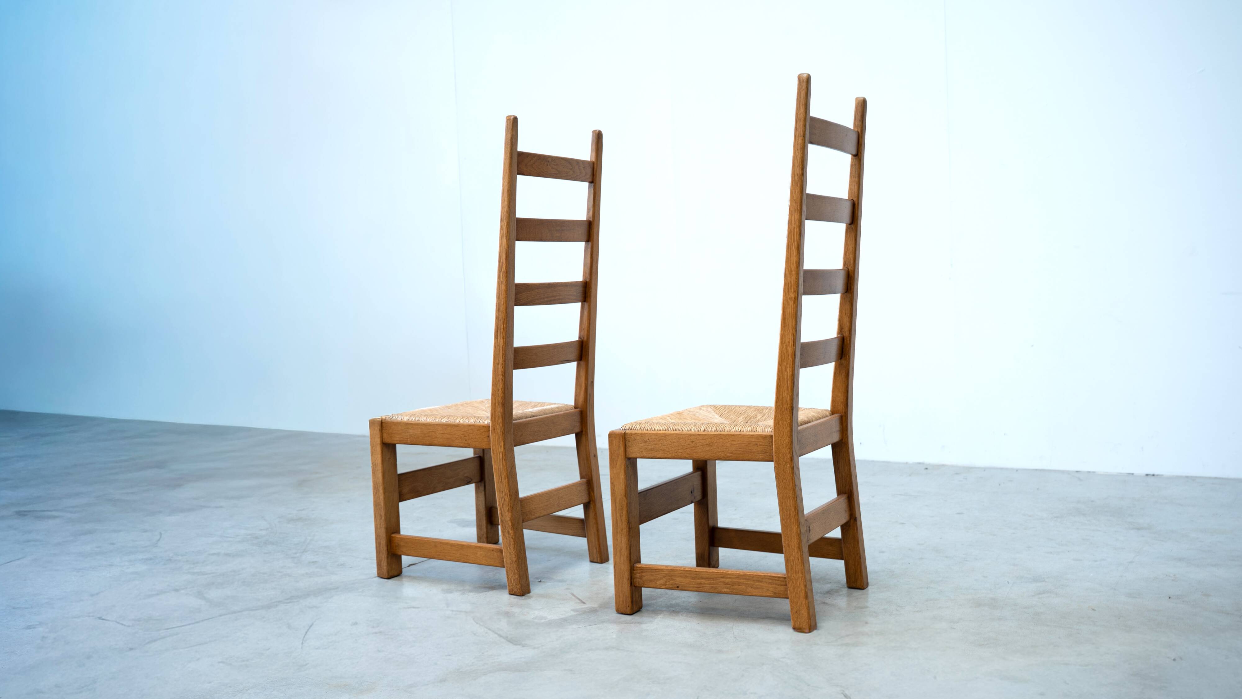Ensemble de six chaises de salle à manger françaises à dossier haut