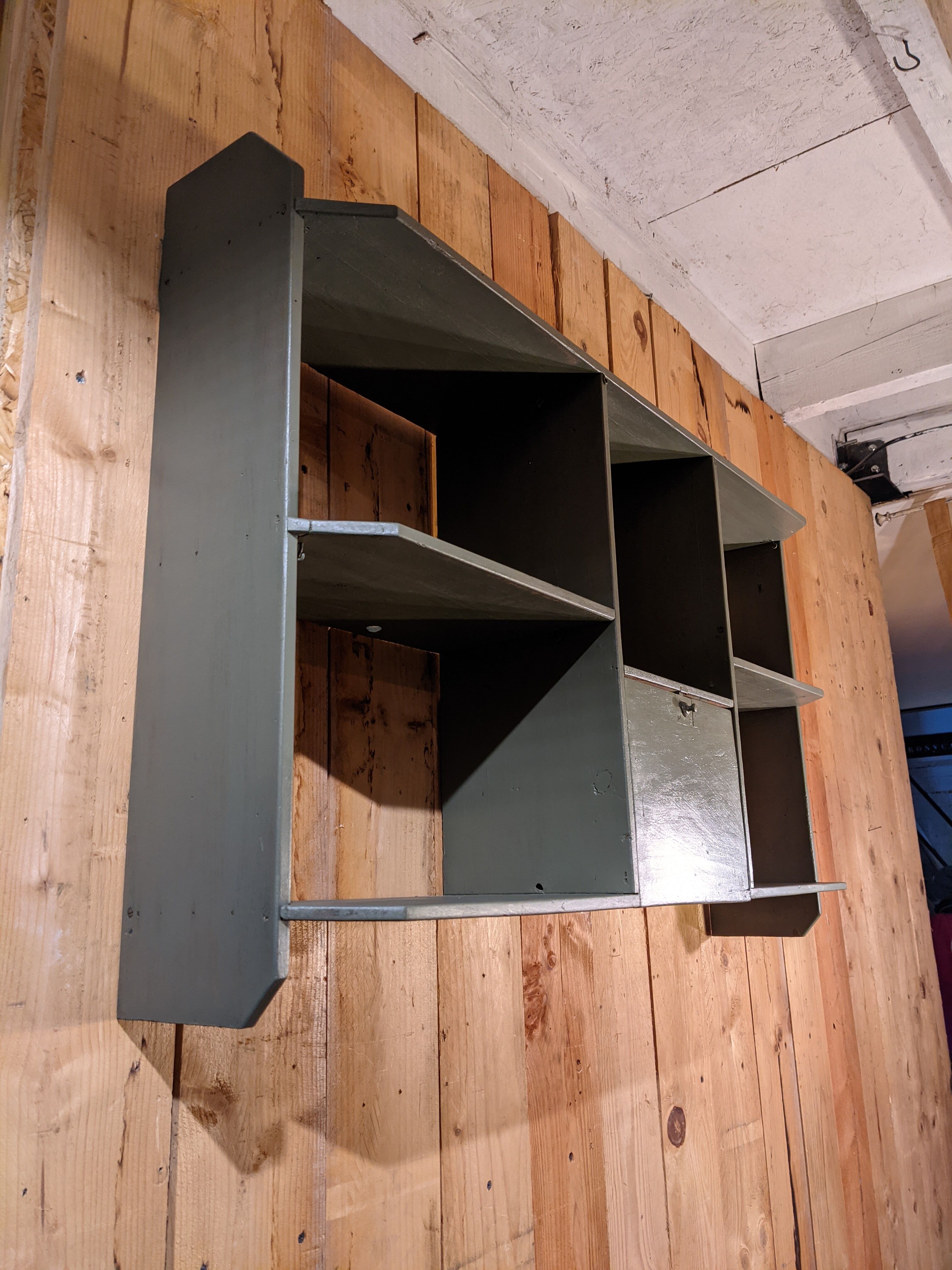 Wall shelf with lockers