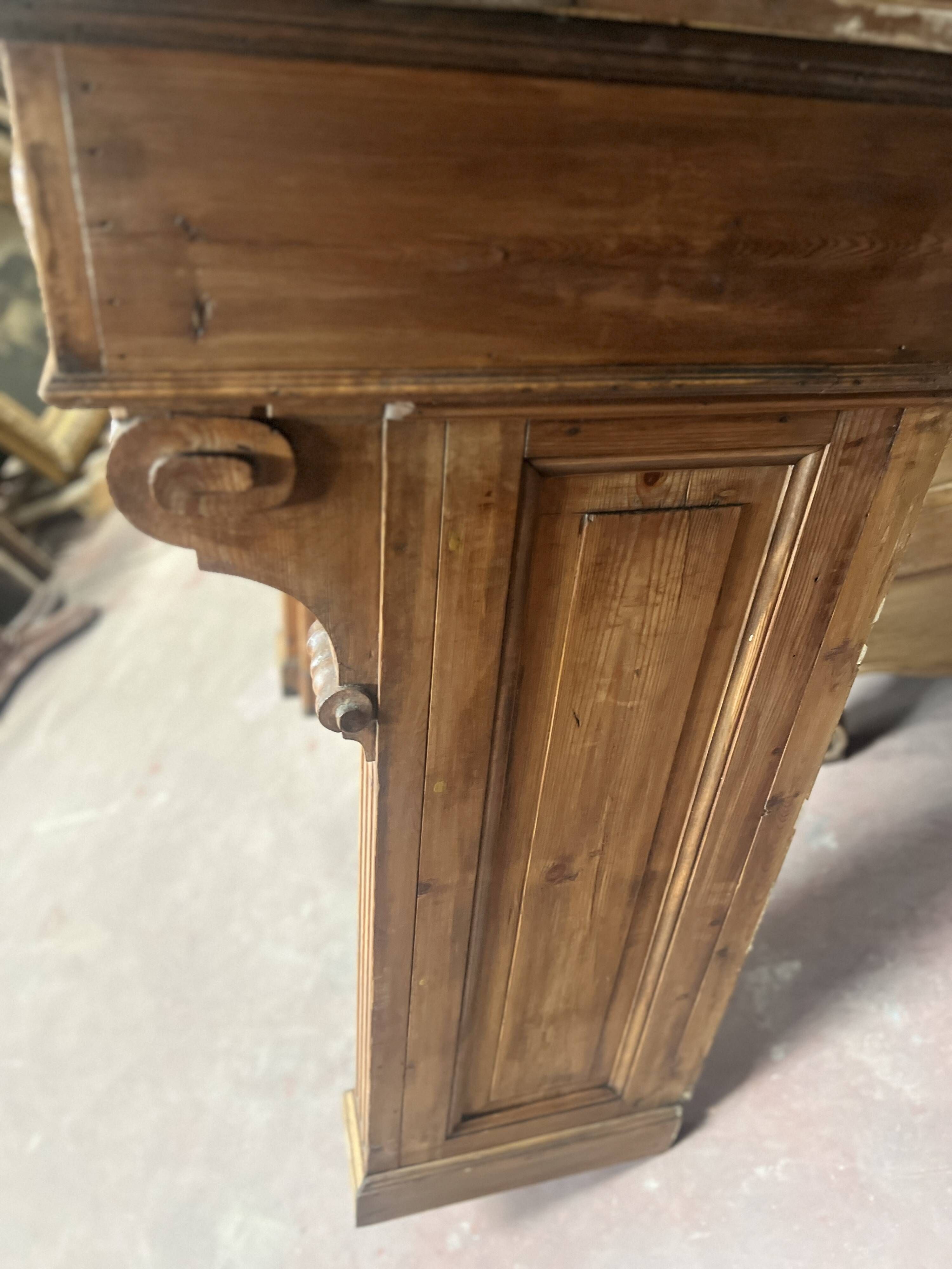 Louis XVI style fireplace in solid fir, 19th century.