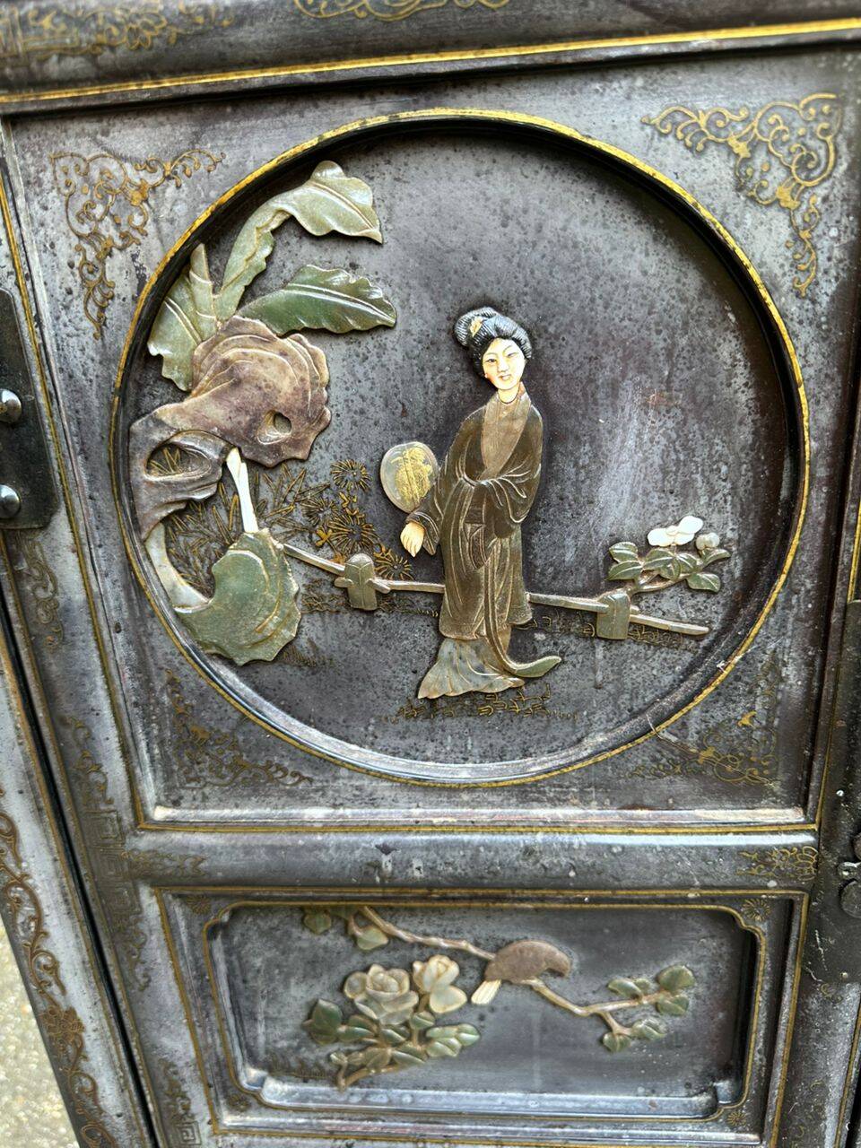 Buffet chinois vintage en laque noire sculptures Nagao des années 50