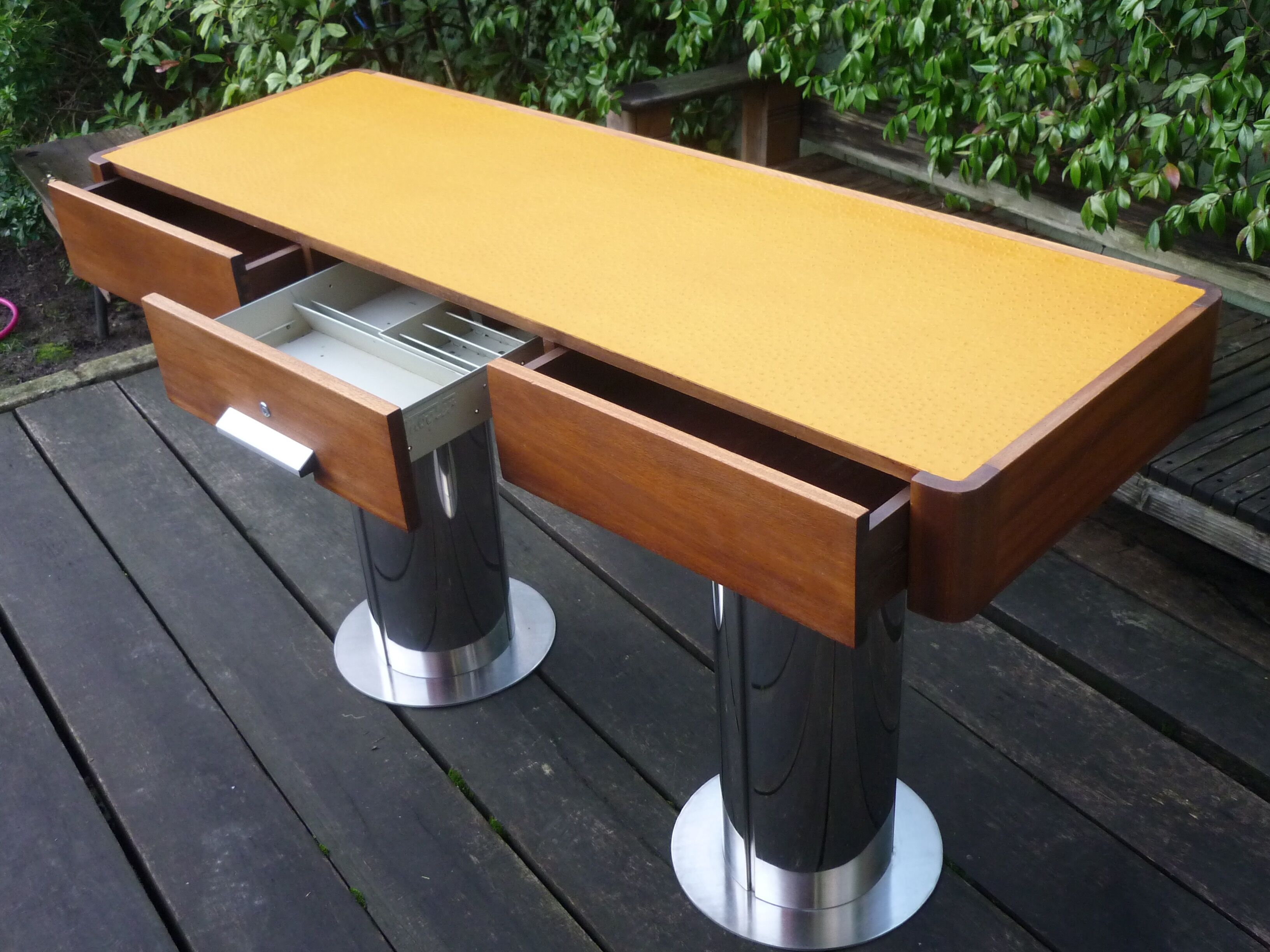 Console-Present-Exhibition Furniture