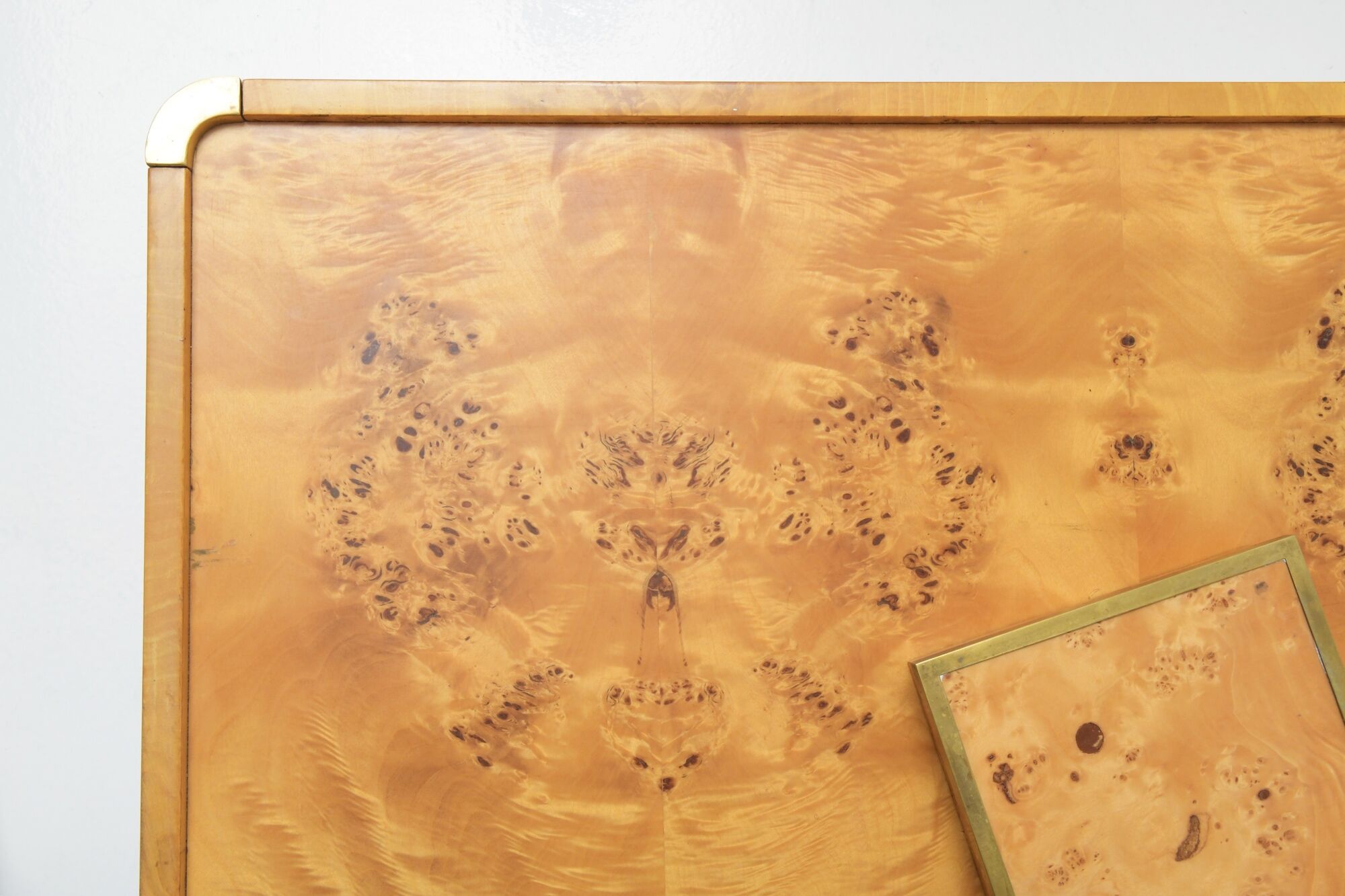 Coffee table & cigar box in burlwood & golden messing box, Italy