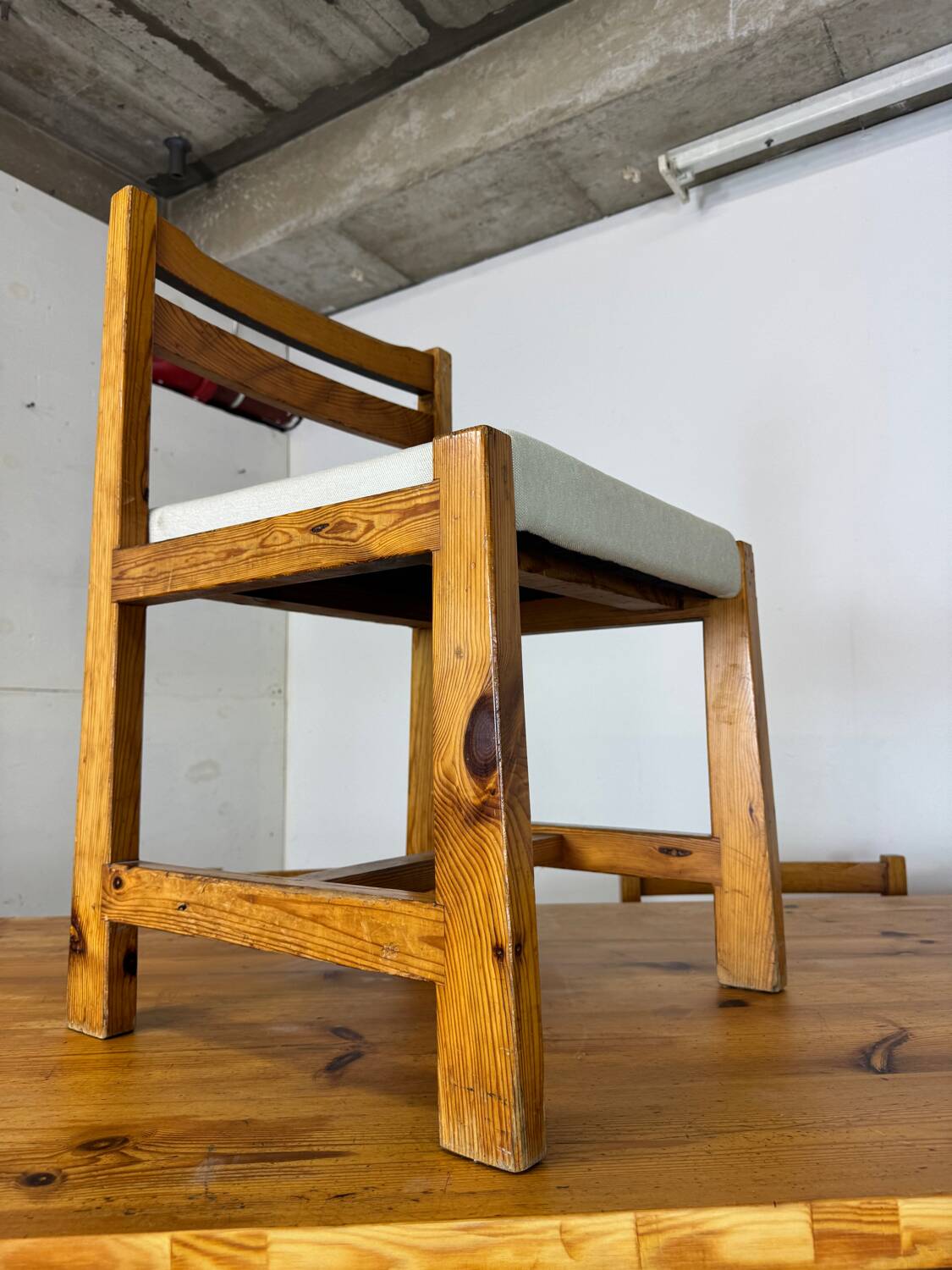 Ensemble de salle à manger moderniste du milieu du siècle en pin, style Chapo, Perriand, Jeanneret, années 50