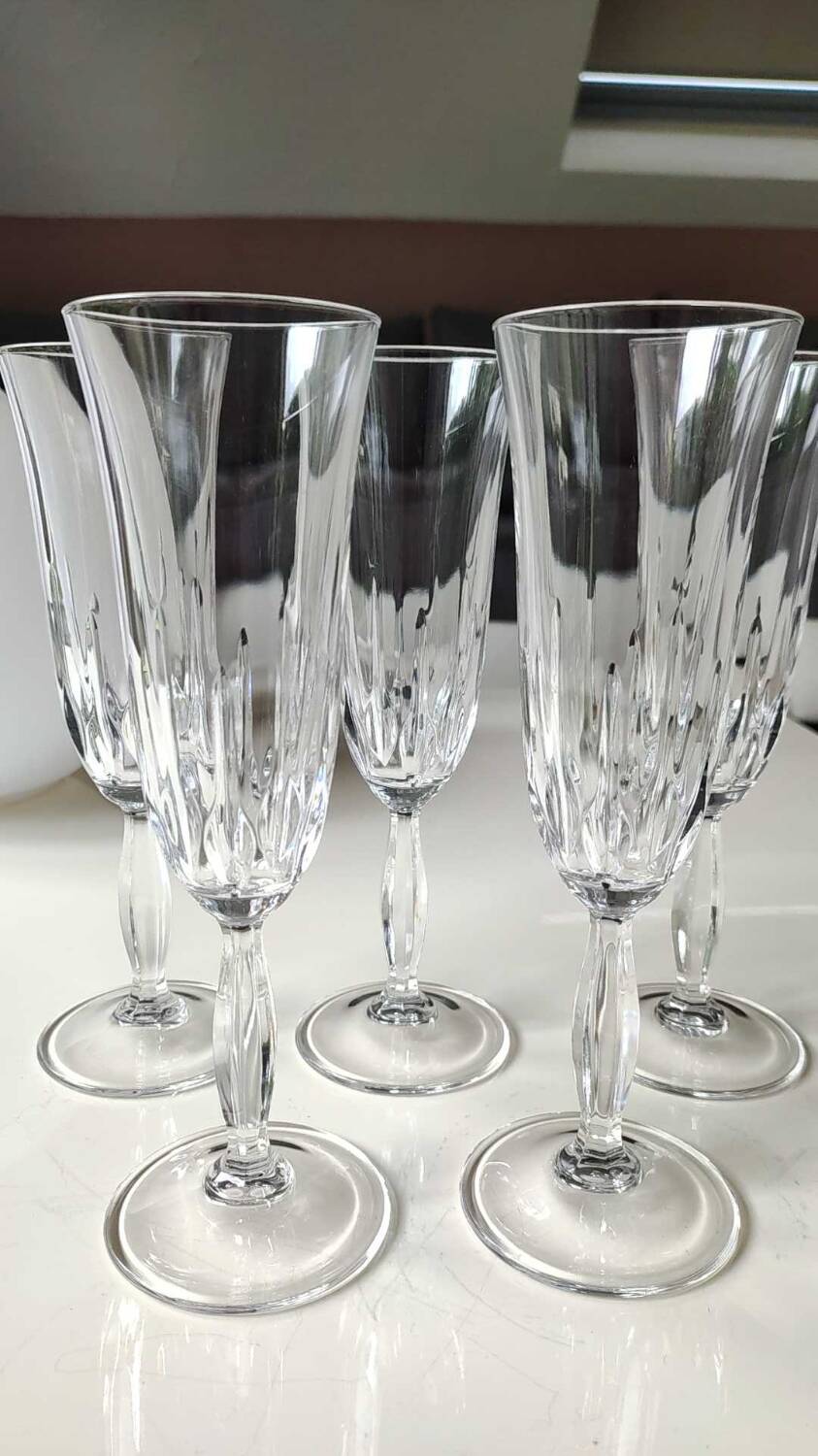 Lot 5 Large champagne flutes in cut crystal. Diamond drop/point patterns. High 20.5 cm