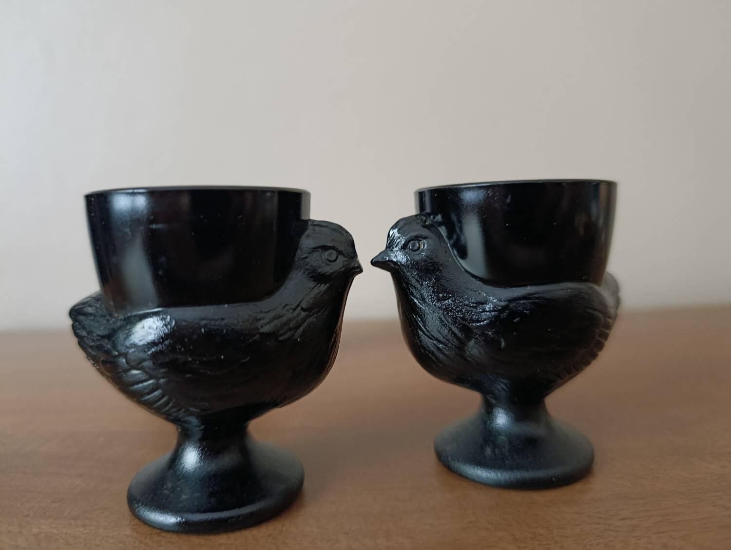 3 egg cups with black opaline glass hens Arcoroc 1980