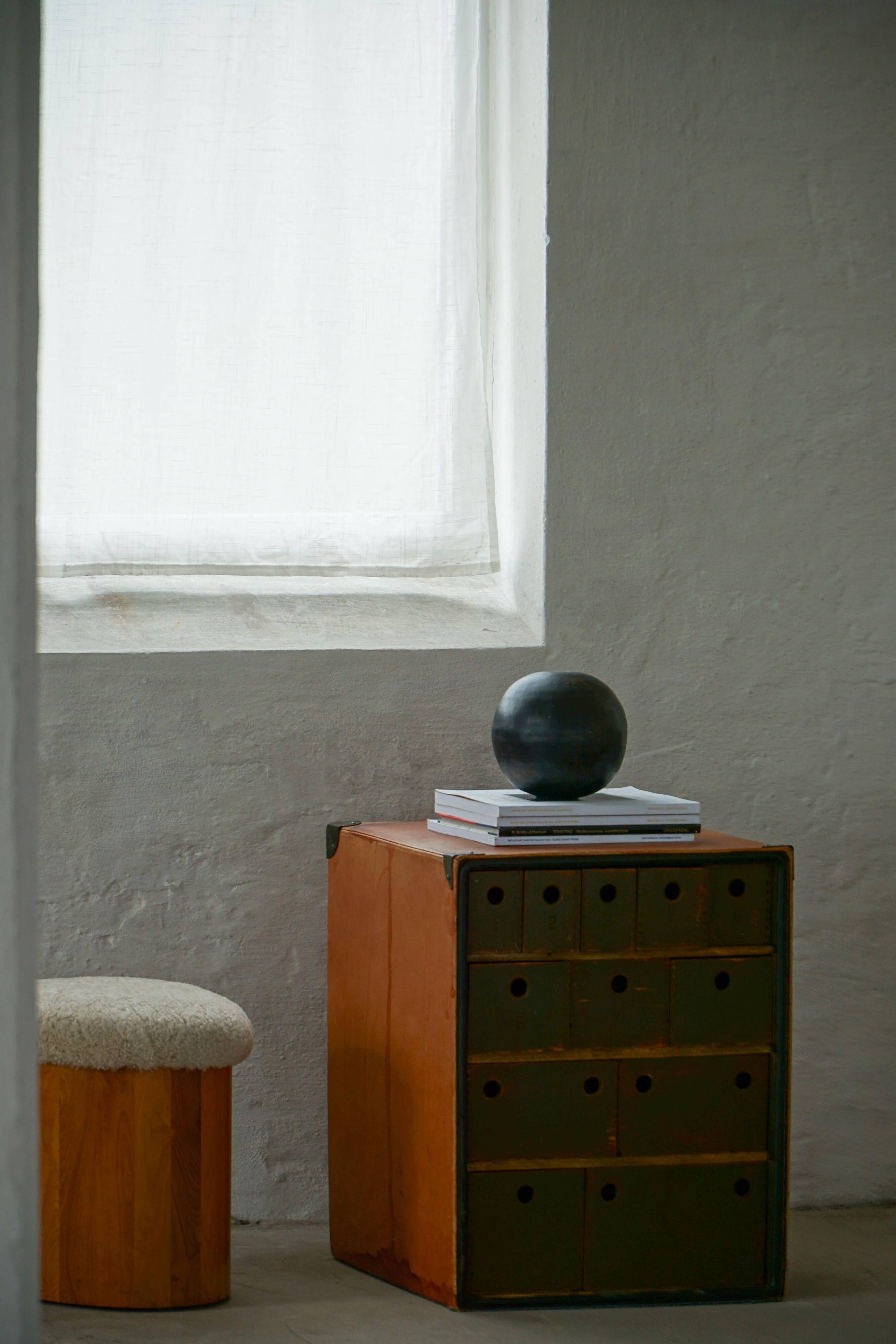 Vintage military-style trunk in leather and wood, late 20th century.