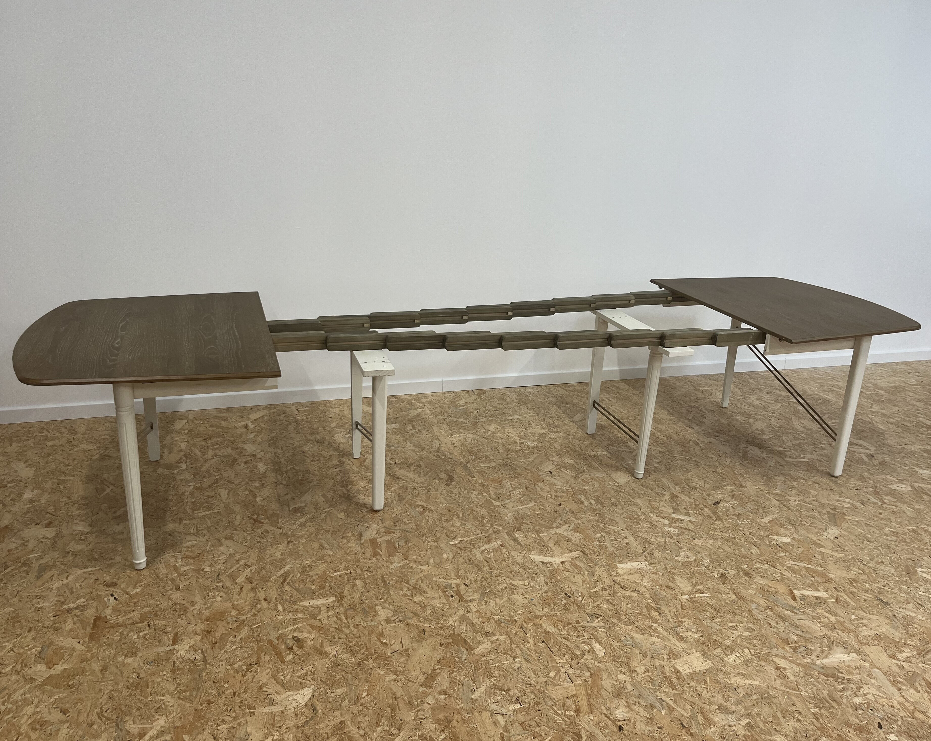 Extendable wooden dining table, white legs, 16/18 covers