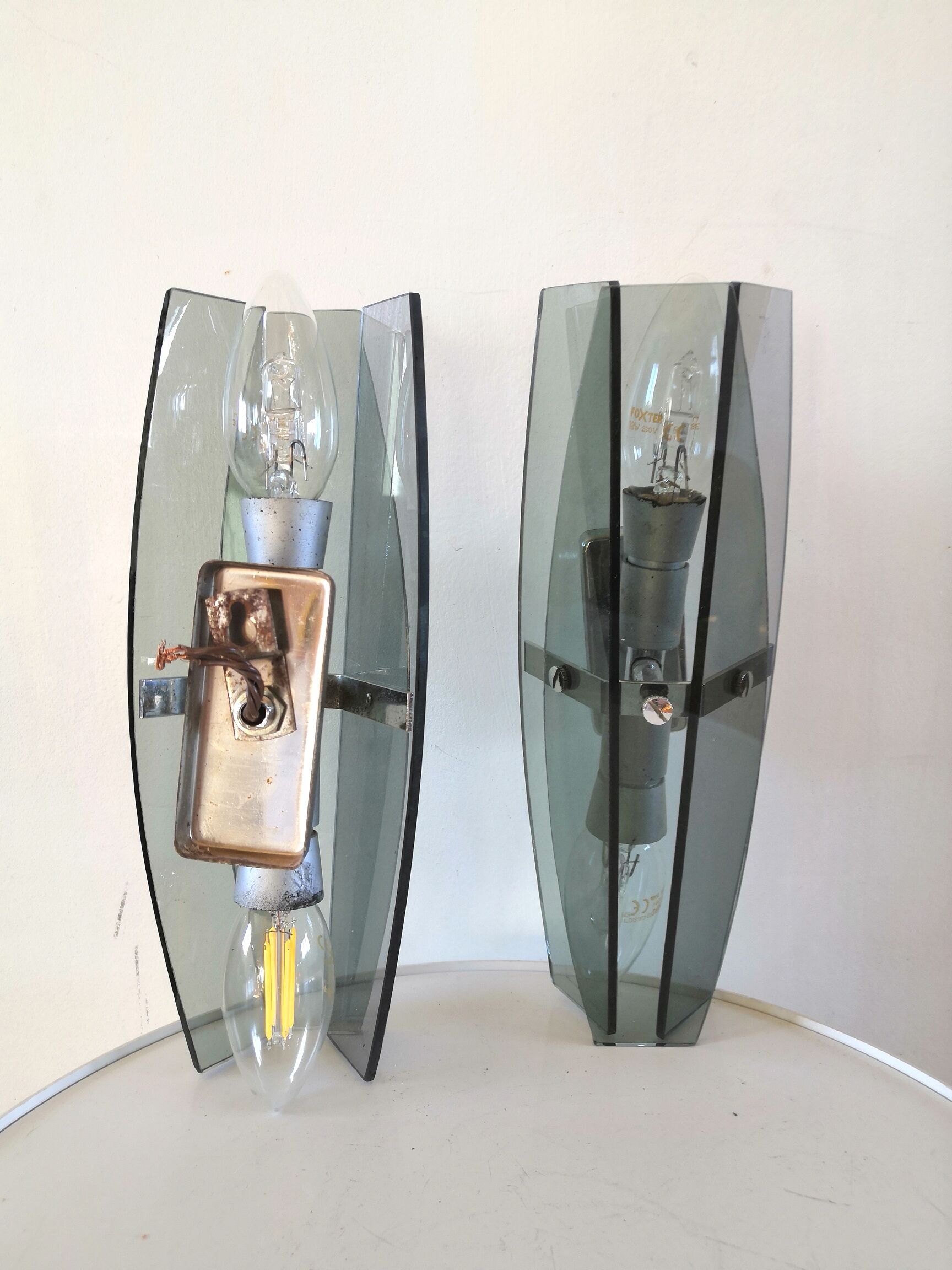 Paire d'appliques en verre bleuté design années 70