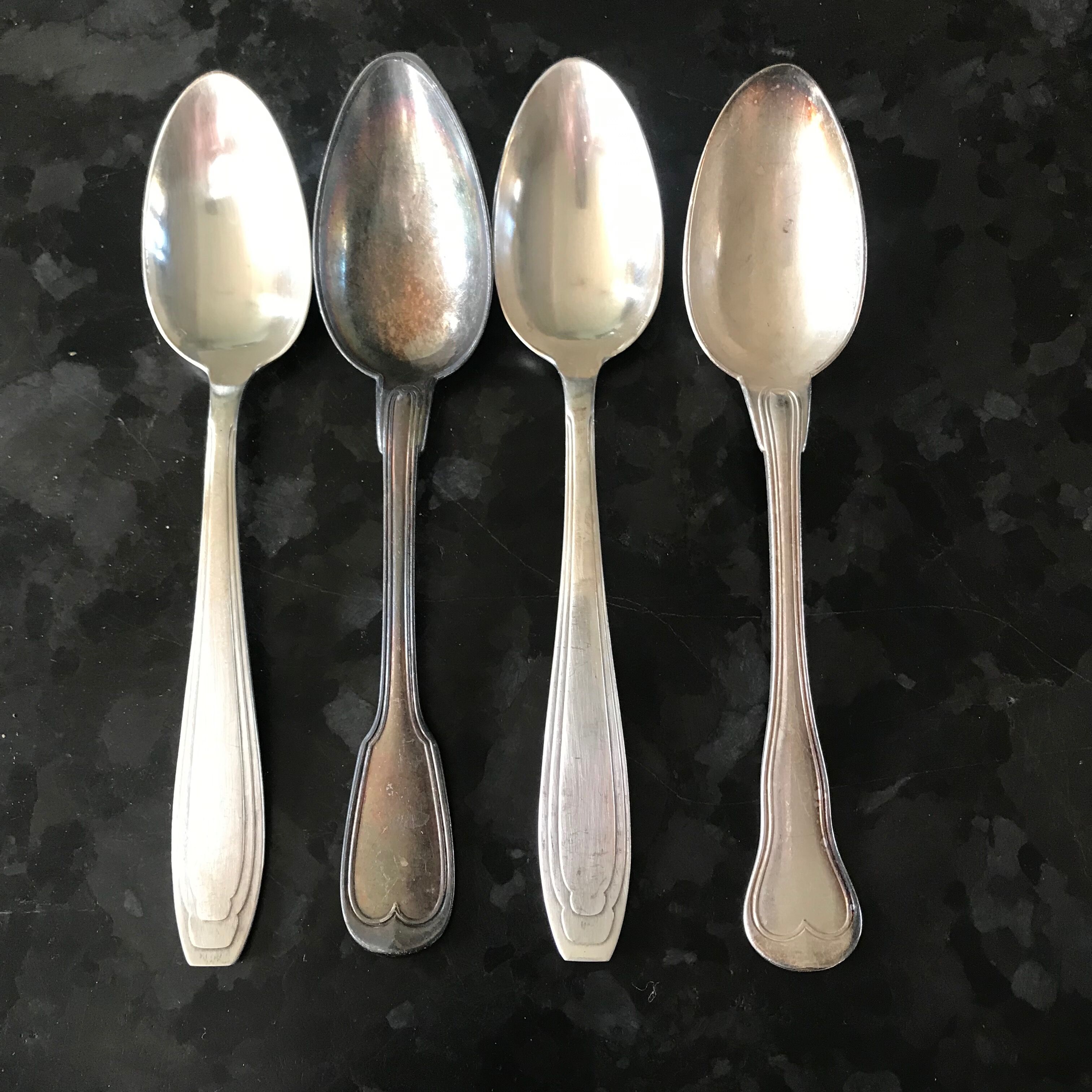 Pop-up Christmas 2022 Set of 4 silver spoons dating from the early twentieth century.
