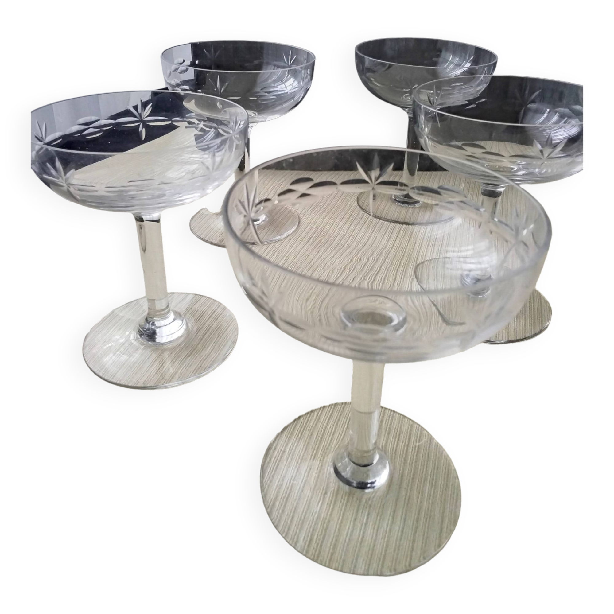 8 vintage champagne glasses Decorated with a ground frieze