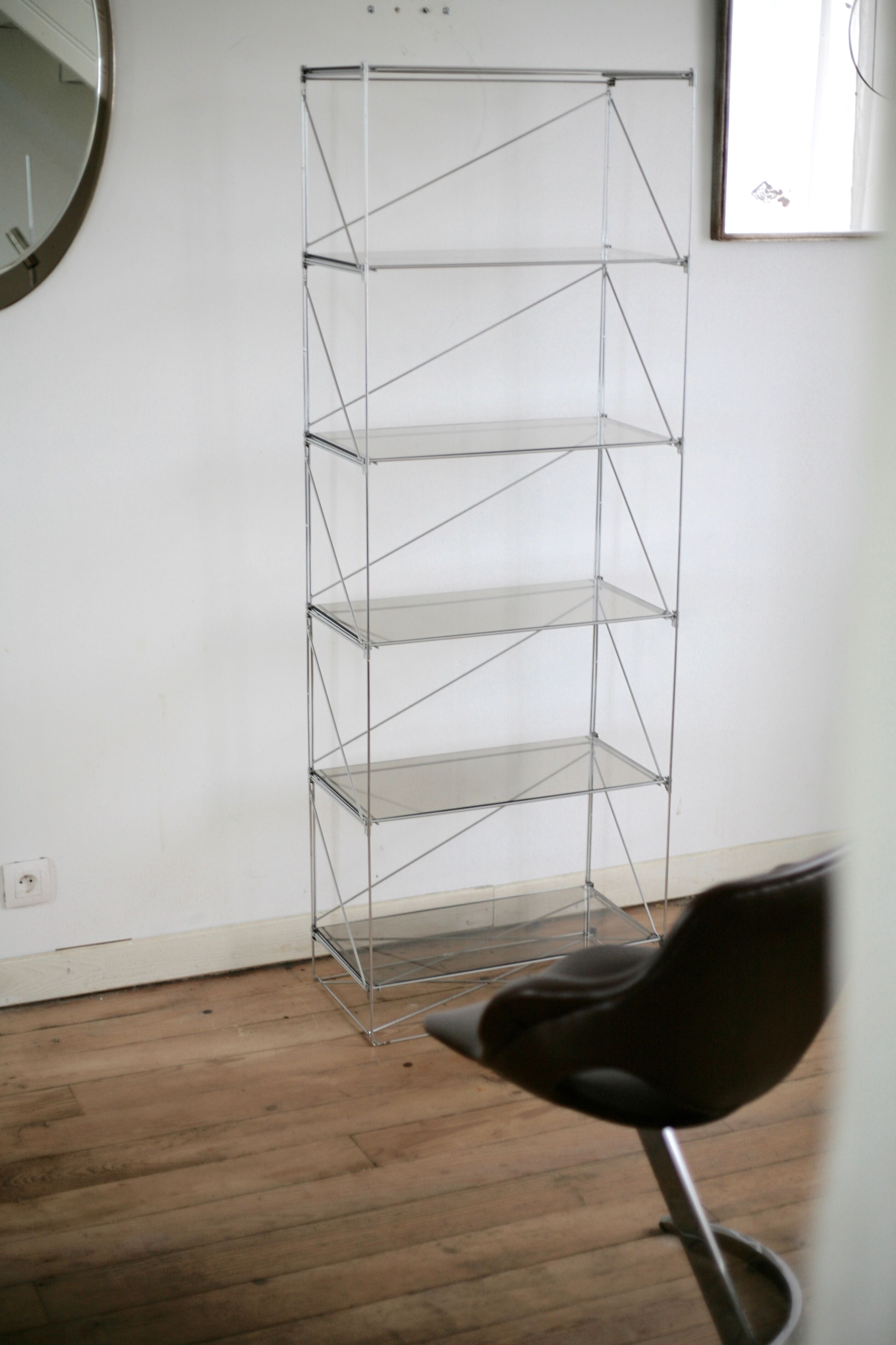 Etagère Isocèle de Max Sauze, acier et verre fumé, France circa 1970
