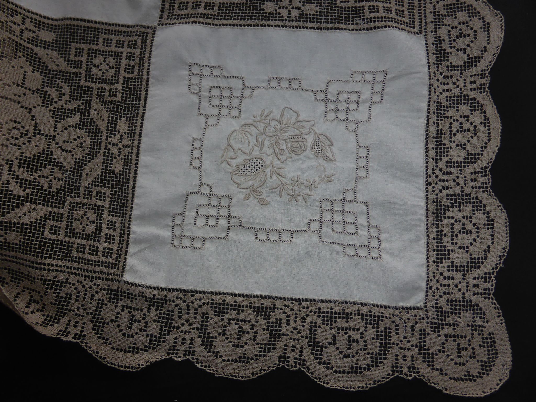 Old tablecloth in ecru cotton embroidered with flowers and embroidered mesh lace-176x282