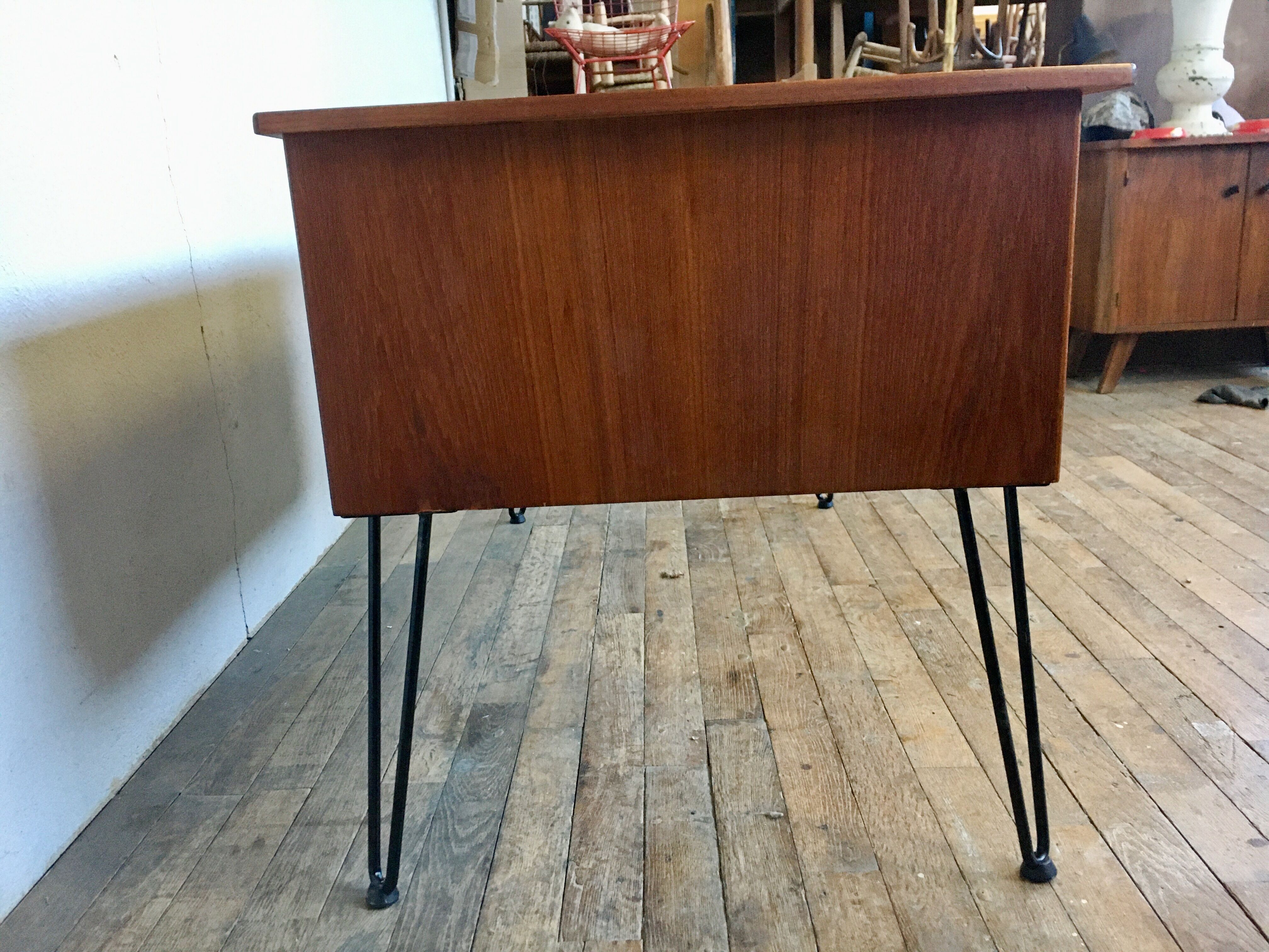 Bureau scandinave en teck avec piétement eiffel métal noir  1950 1960