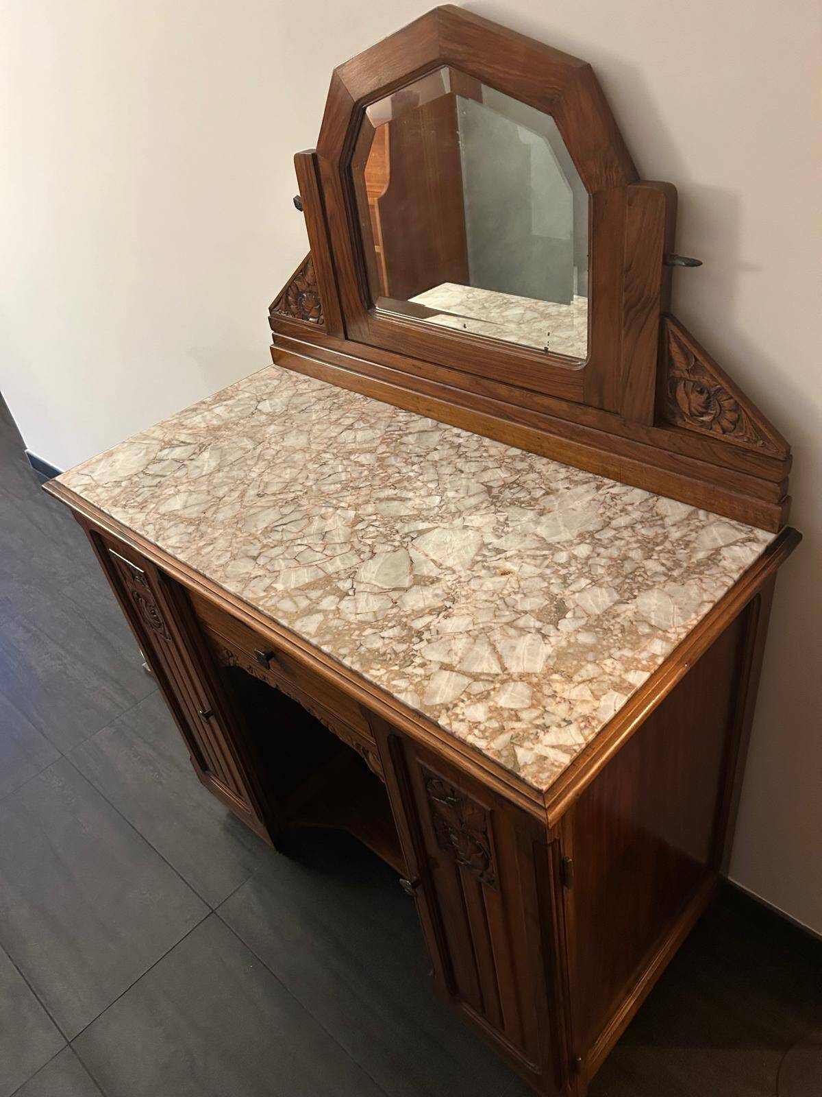 Art Deco hairdresser