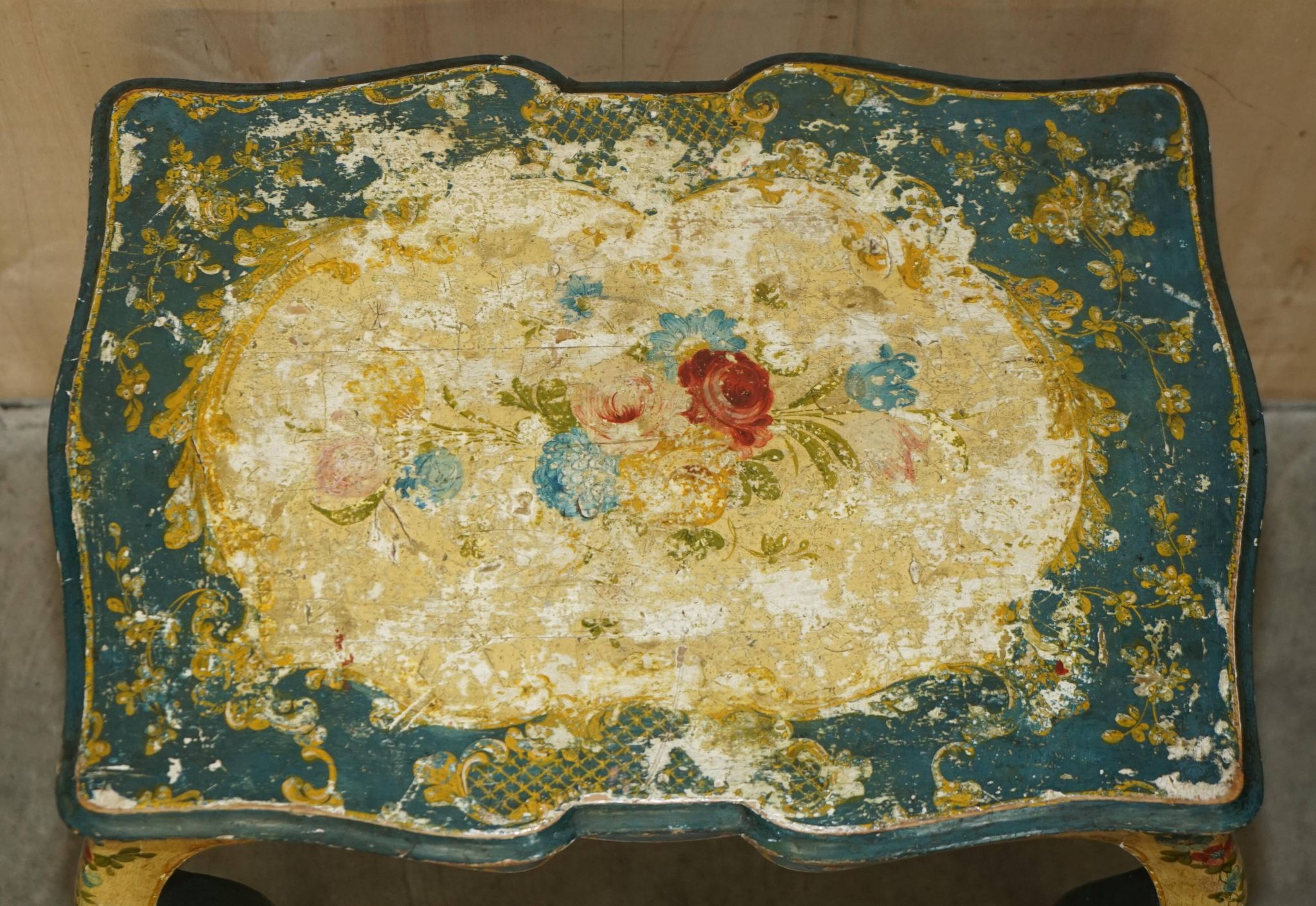 Paire de chaises Regency antiques et table assortie