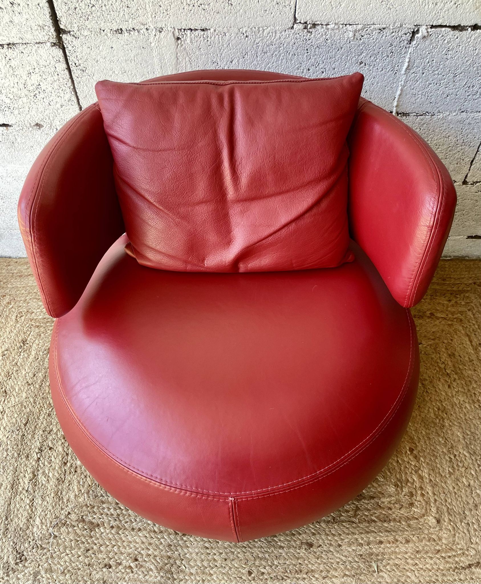 Fauteuil Curl en cuir rouge par Roche Bobois