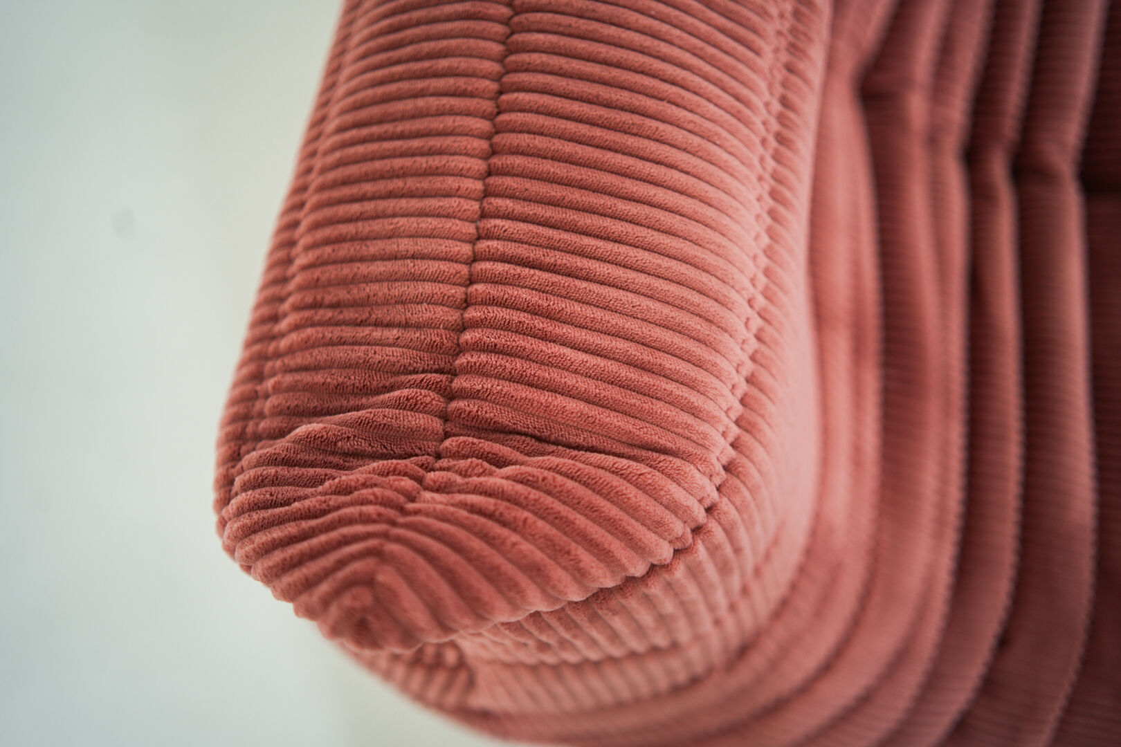 Ensemble de chaise et pouf Togo en velours côtelé framboise