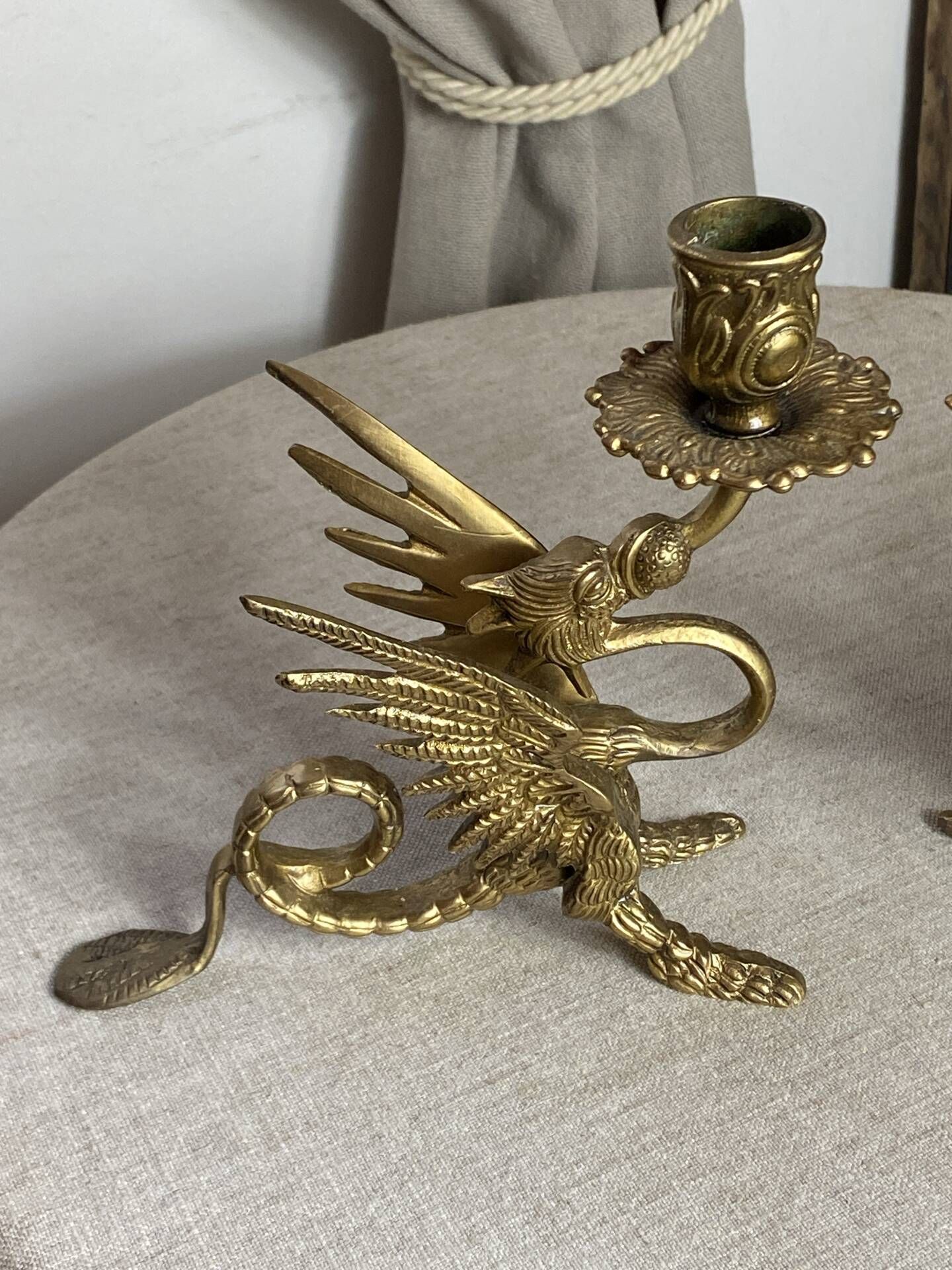 Paire de bougeoirs chimères en bronze