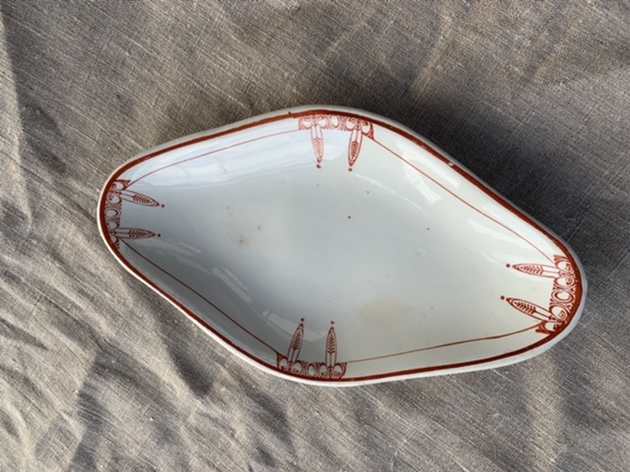 Serving dish in white porcelain art deco mill wolves orchies