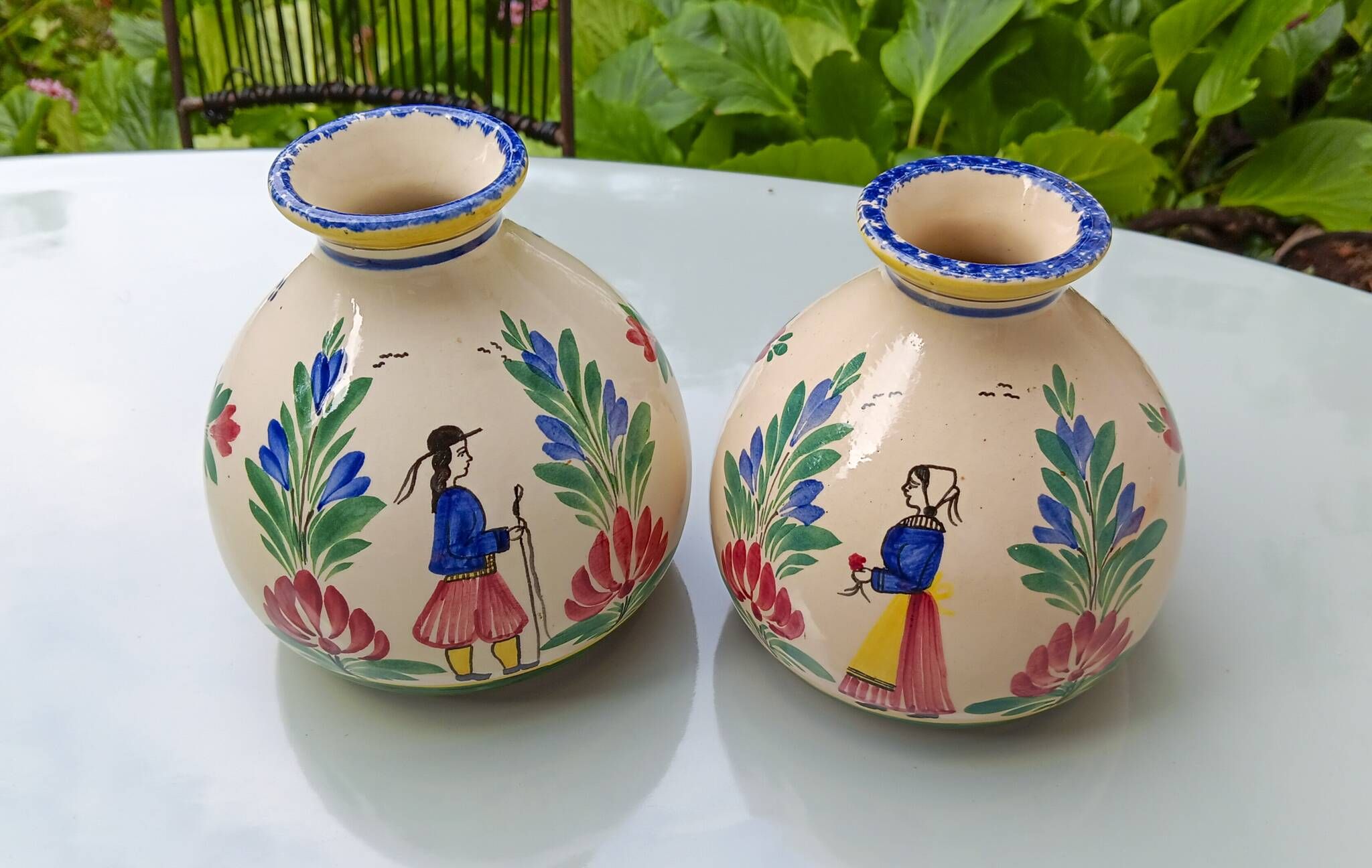 2 vases by Henriot Quimper, 1950 in very good condition.